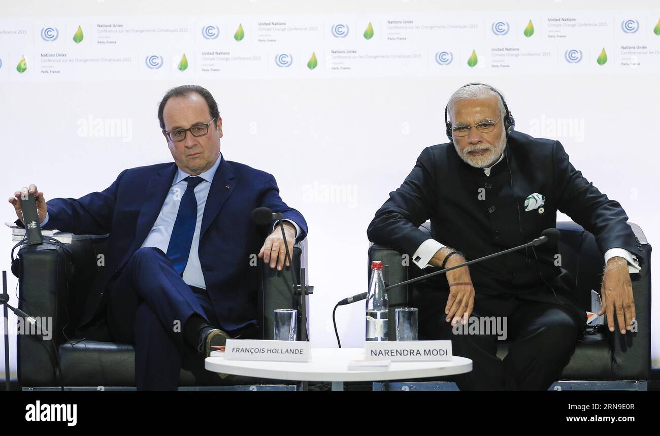 (151130) -- PARIGI, 30 novembre 2015 -- il presidente francese Francois Hollande (L) e il primo ministro indiano Narendra modi partecipano alla cerimonia di lancio dell'Alleanza solare Internazionale durante la Conferenza delle Nazioni Unite sui cambiamenti climatici (COP 21) del 2015 a le Bourget, nella periferia settentrionale di Parigi, Francia, 30 novembre 2015. L'Alleanza solare Internazionale, lanciata congiuntamente da India e Francia lunedì a margine della Conferenza delle Nazioni Unite sui cambiamenti climatici del 2015 (COP 21), dovrebbe costruire una piattaforma per la cooperazione tra i paesi ricchi di risorse solari. ) FRANCE-PARIS-COP 21-FRANCE-INDIA-I Foto Stock