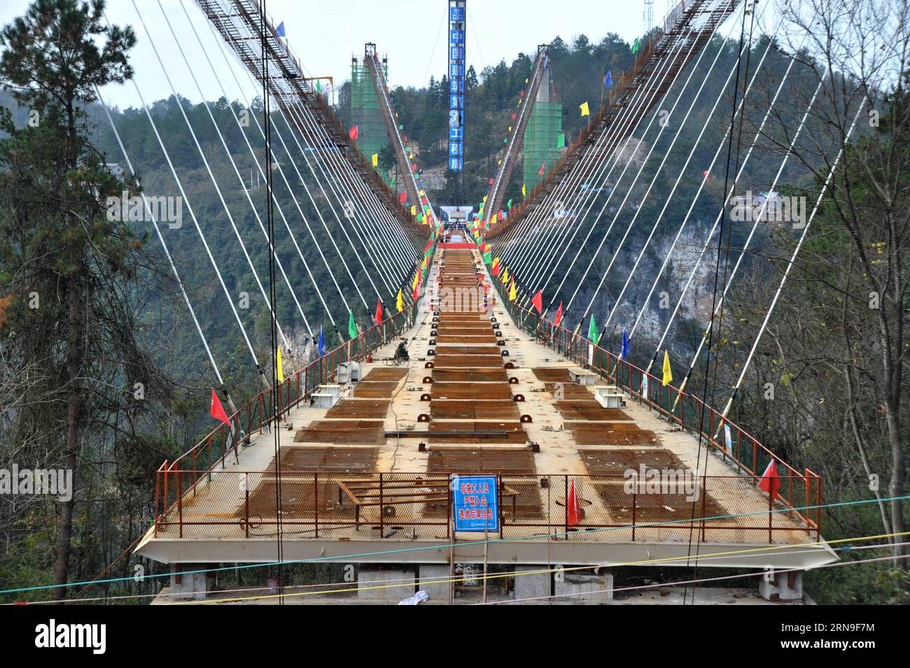 Bau einer Glasbrücke über Schlucht in Zhangjiajie (151203) -- ZHANGJIAJIE, 3 dicembre 2015 -- foto scattata il 3 dicembre 2015 mostra il ponte di vetro in costruzione nel grande canyon di Zhangjiajie, nella Cina centrale nella provincia di Hunan. Un ponte di vetro nel grande canyon di Zhangjiajie terminò la chiusura il giovedì, che è costruito a un'altezza di circa 300 metri e dovrebbe essere aperto al pubblico prima di maggio 2016. ) (Zwx) CHINA-HUNAN-ZHANGJIAJIE-GRAND CANYON-GLASS BRIDGE-CLOSURE(CN) LongxHongtao PUBLICATIONxNOTxINxCHN costruzione un ponte di vetro sopra la gola a Zhangjiajie 151203 Zhangjiajie DEC 3 Foto Stock