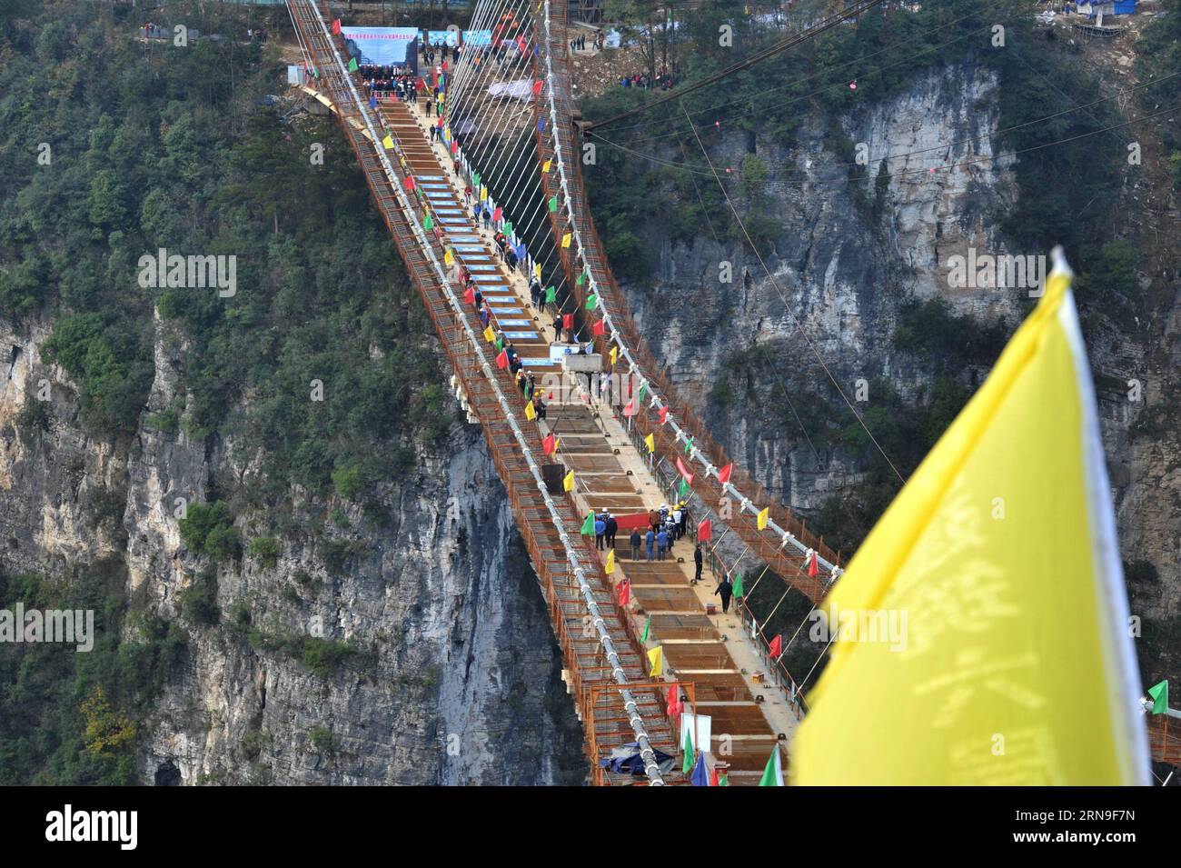 Bau einer Glasbrücke über Schlucht in Zhangjiajie (151203) -- ZHANGJIAJIE, 3 dicembre 2015 -- foto scattata il 3 dicembre 2015 mostra il ponte di vetro in costruzione nel grande canyon di Zhangjiajie, nella Cina centrale nella provincia di Hunan. Un ponte di vetro nel grande canyon di Zhangjiajie terminò la chiusura il giovedì, che è costruito a un'altezza di circa 300 metri e dovrebbe essere aperto al pubblico prima di maggio 2016. ) (Zwx) CHINA-HUNAN-ZHANGJIAJIE-GRAND CANYON-GLASS BRIDGE-CLOSURE(CN) LongxHongtao PUBLICATIONxNOTxINxCHN costruzione un ponte di vetro sopra la gola a Zhangjiajie 151203 Zhangjiajie DEC 3 Foto Stock