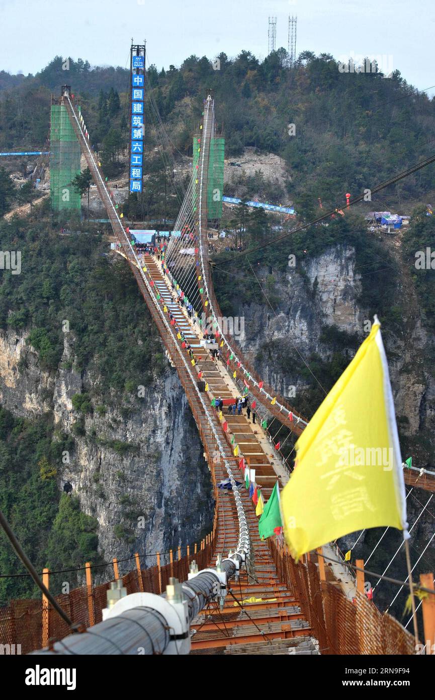 Bau einer Glasbrücke über Schlucht in Zhangjiajie (151203) -- ZHANGJIAJIE, 3 dicembre 2015 -- foto scattata il 3 dicembre 2015 mostra il ponte di vetro in costruzione nel grande canyon di Zhangjiajie, nella Cina centrale nella provincia di Hunan. Un ponte di vetro nel grande canyon di Zhangjiajie terminò la chiusura il giovedì, che è costruito a un'altezza di circa 300 metri e dovrebbe essere aperto al pubblico prima di maggio 2016. ) (Zwx) CHINA-HUNAN-ZHANGJIAJIE-GRAND CANYON-GLASS BRIDGE-CLOSURE(CN) LongxHongtao PUBLICATIONxNOTxINxCHN costruzione un ponte di vetro sopra la gola a Zhangjiajie 151203 Zhangjiajie DEC 3 Foto Stock