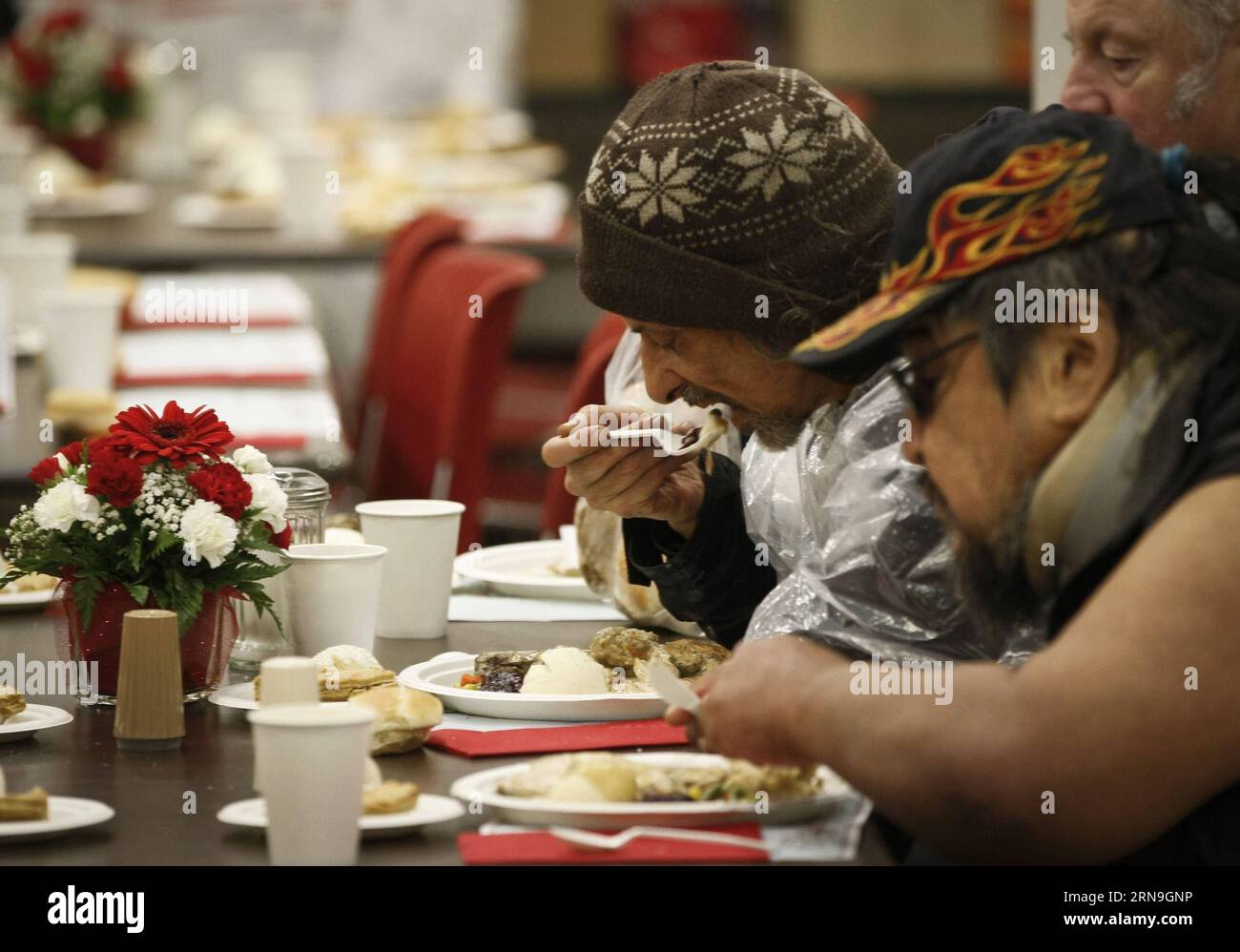 (151206) -- VANCOUVER, 5 dicembre 2015 -- i residenti si godono i loro pasti durante l'annuale evento gratuito per il pasto di Natale a Vancouver, Canada, 5 dicembre 2015. Circa 3.000 residenti che soffrono di povertà e senzatetto a Vancouver sono stati offerti pasti gratuiti dal 75° evento annuale gratuito di pasto di Natale della Union Gospel Mission per condividere la gioia prima del Natale. ) CANADA-VANCOUVER-FREE CHRISTMAS MEAL Liangxsen PUBLICATIONxNOTxINxCHN 151206 Vancouver DEC 5 2015 residenti si godono i loro pasti durante l'Annual Free Christmas Meal Event a Vancouver Canada DEC 5 2015 circa 3 000 residenti affetti da povertà e Foto Stock