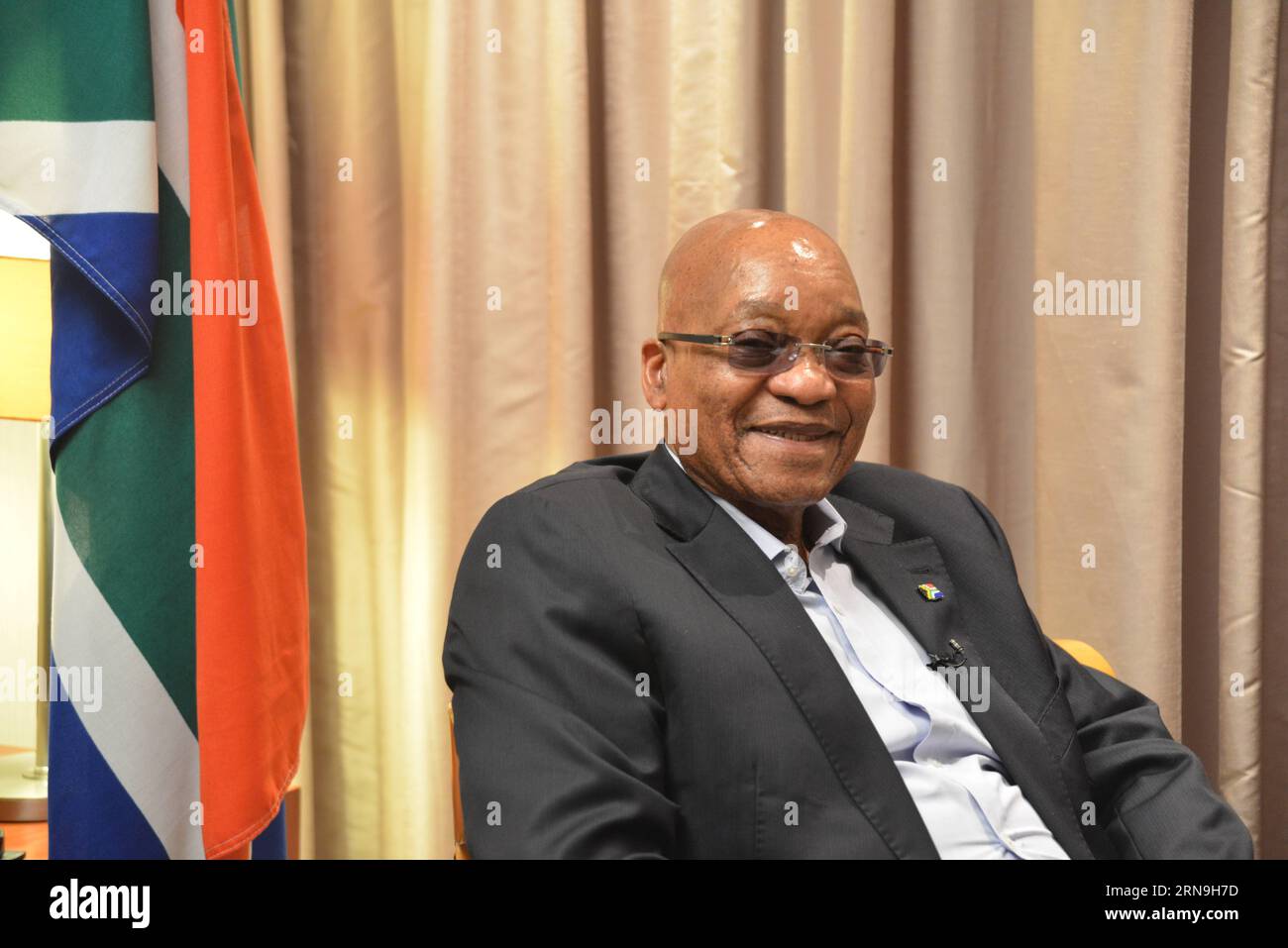 (151207) -- JOHANNESBURG, 6 dicembre 2015 -- il presidente sudafricano Jacob Zuma reagisce durante un'intervista con Xinhua a Johannesburg, Sudafrica, 6 dicembre 2015. La domenica Zuma ha attaccato alcuni paesi occidentali per aver calunniato l' assistenza della Cina all' Africa come nuovo colonialismo . La Cina sta lavorando con noi ed è pronta a sedersi e discutere cosa può fare per aiutare l'Africa, ha detto Zuma. ) (Zjy) SUD AFRICA-JOHANNESBURG-ZUMA-INTERVISTA ZhaoxXi PUBLICATIONxNOTxINxCHN 151207 Johannesburg DEC 6 2015 il presidente sudafricano Jacob Zuma reagisce durante l'intervista con XINHUA A Johannesburg Sud Africa DEC Foto Stock