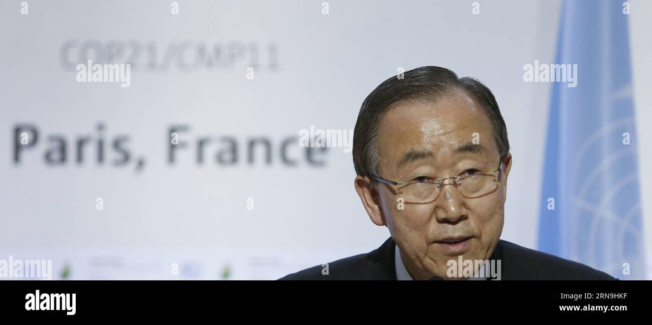 (151207) -- PARIGI, 7 dicembre 2015 -- il segretario generale delle Nazioni Unite Ban Ki-Moon parla a una conferenza stampa durante la conferenza di Parigi sui cambiamenti climatici a le Bourget, nei sobborghi settentrionali di Parigi, in Francia, 7 dicembre 2015. I ministri di tutto il mondo si sono incontrati alla Conferenza di Parigi sui cambiamenti climatici, dando la spinta finale per il nuovo accordo globale sul clima. L'accordo di Parigi dovrebbe essere il secondo strumento giuridicamente vincolante ai sensi della Convenzione quadro delle Nazioni Unite sui cambiamenti climatici, un trattato che obbliga i paesi sviluppati ad assumere un ruolo guida nella riduzione delle emissioni di carbonio e nella fornitura di un sostegno finanziario Foto Stock