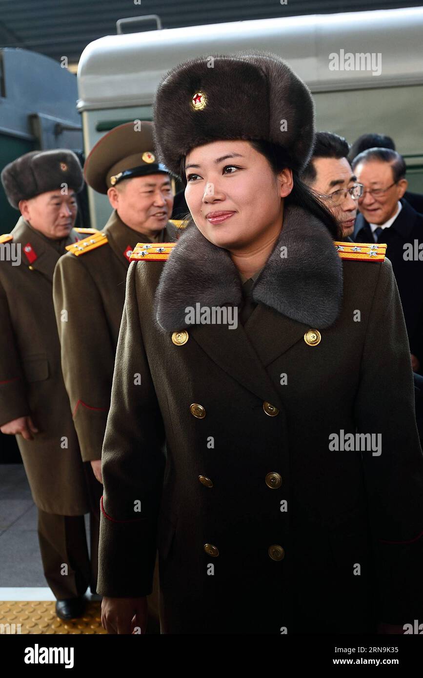 (151210) -- PECHINO, 10 dicembre 2015 -- i membri dello Stato hanno meritato il Coro e la banda Moranbong della Repubblica popolare democratica di Corea (RPDC) arrivano alla stazione ferroviaria di Pechino, capitale della Cina, 10 dicembre 2015. Le due compagnie - il Coro di Stato meritato e la banda Moranbong - si esibiranno al National Center for the Performing Arts di Pechino dal 12 al 14 dicembre. Lo State Merited Chorus è noto per le sue canzoni rivoluzionarie. La Moranbong Band, fondata nel 2012 dal leader della RPDC Kim Jong un, è una band popolare tra la gente comune della RPDC. (lfj) CHINA-BEIJIN Foto Stock