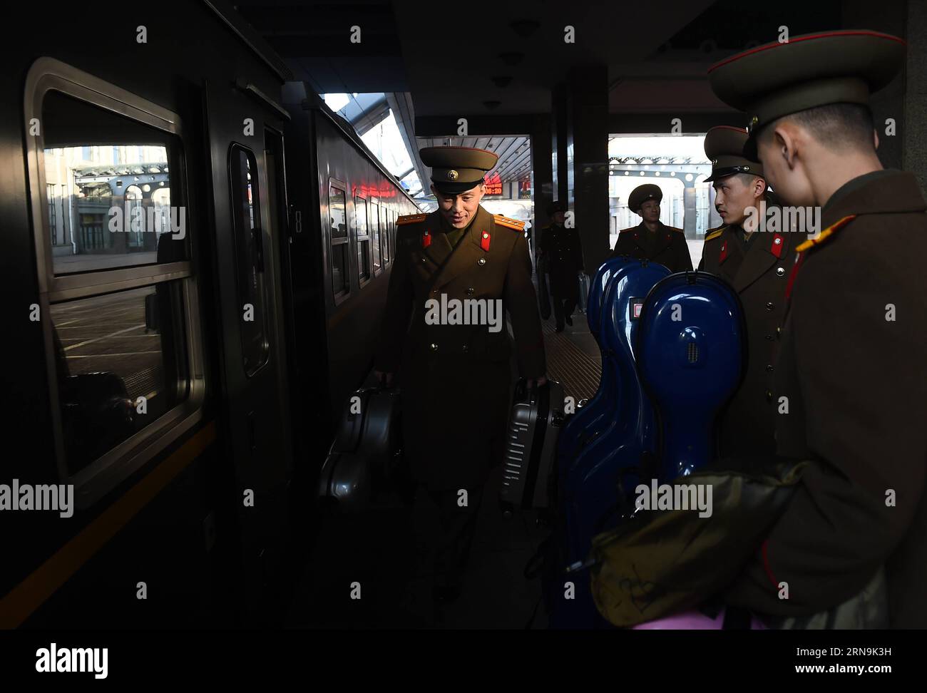 (151210) -- PECHINO, 10 dicembre 2015 -- i membri dello Stato hanno meritato il Coro e la banda Moranbong della Repubblica popolare democratica di Corea (RPDC) arrivano alla stazione ferroviaria di Pechino, capitale della Cina, 10 dicembre 2015. Le due compagnie - il Coro di Stato meritato e la banda Moranbong - si esibiranno al National Center for the Performing Arts di Pechino dal 12 al 14 dicembre. Lo State Merited Chorus è noto per le sue canzoni rivoluzionarie. La Moranbong Band, fondata nel 2012 dal leader della RPDC Kim Jong un, è una band popolare tra la gente comune della RPDC. (lfj) CHINA-BEIJIN Foto Stock