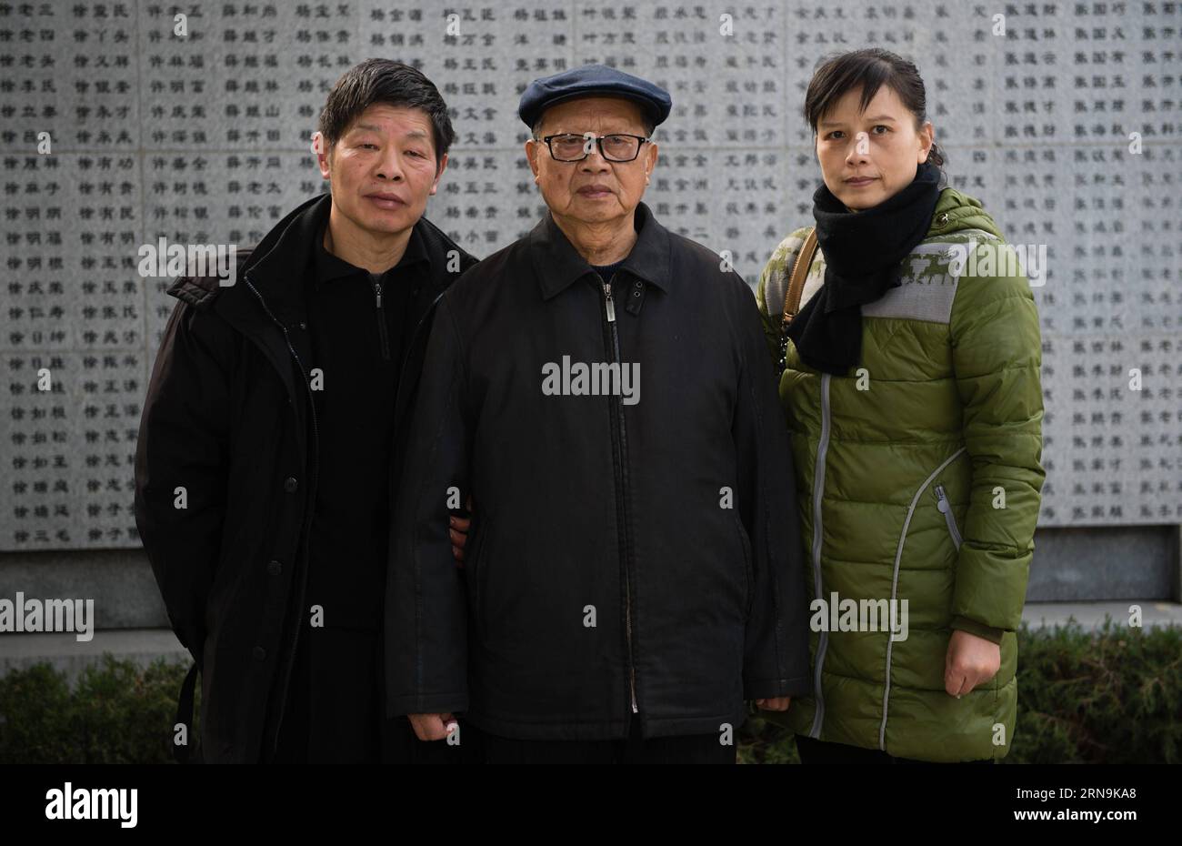 Xiang Yuansong(C), 87 anni, sopravvissuto all'atroce massacro di Nanchino, scatta foto con i suoi familiari al Nanjing Massacre Memorial Hall a Nanchino, capitale della provincia di Jiangsu della Cina orientale, il 6 dicembre 2015. Xiang Yuansong sopravvisse al massacro di Nanchino quando aveva 9 anni. Suo fratello maggiore Xiang Yuangao e uno di suo zio Xiang Zhonglin furono uccisi dall'esercito giapponese a Xiaguan di Nanchino nel massacro. Alcuni sopravvissuti del massacro di Nanchino tennero riti commemorativi di famiglia per i loro parenti perduti nella sala commemorativa delle vittime del massacro di Nanchino da parte degli invasori giapponesi a Thu Foto Stock