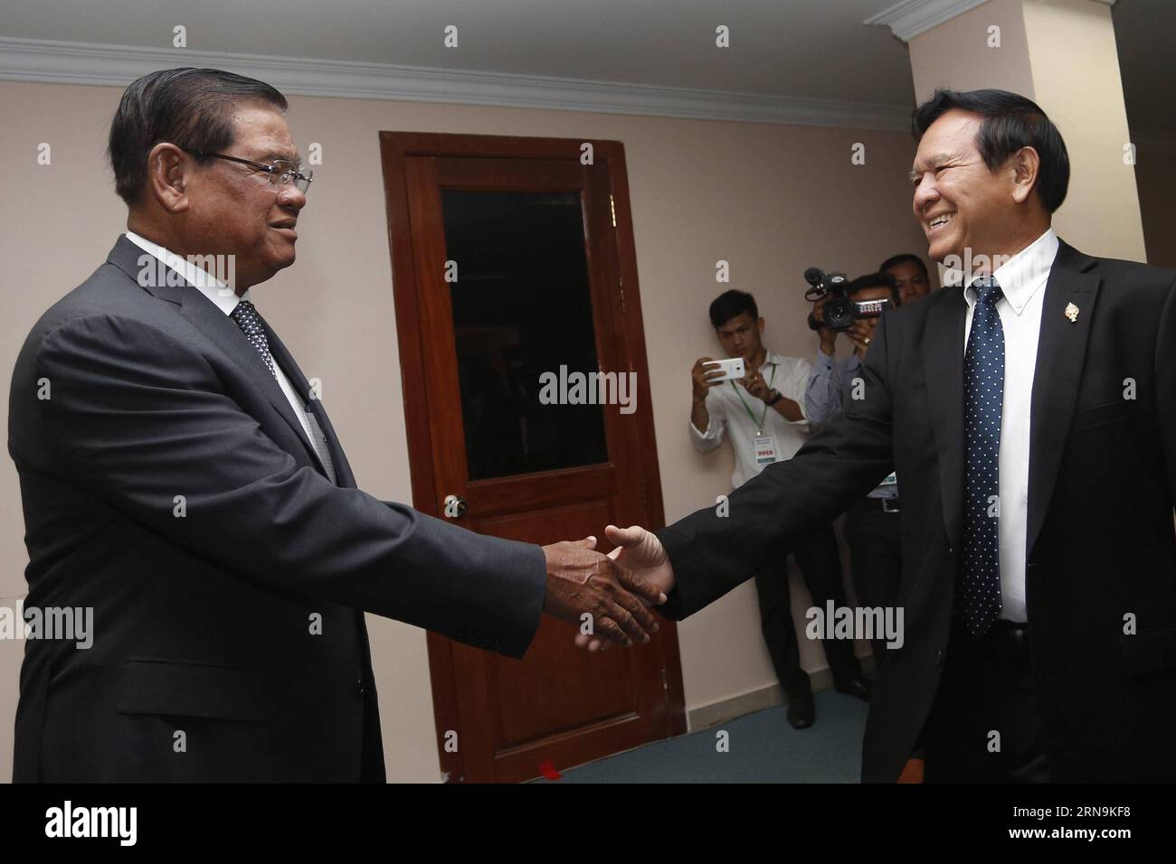 (151210) -- PHNOM PENH, 10 dicembre 2015 -- sar Kheng (L), vicepresidente del partito popolare cambogiano al governo, stringe la mano a Kem Sokha, presidente facente funzione del partito di salvataggio nazionale cambogiano di opposizione, a Phnom Penh, Cambogia, il 10 dicembre 2015. Giovedì, dopo una recente disputa che ha portato ad un attacco a due legislatori dell'opposizione, l'estromissione del vice leader dell'opposizione e l'emissione di un mandato d'arresto per il leader dell'opposizione. ) CAMBOGIA-PHNOM PENH-LEADER DEL PARTITO SENIOR-TALKS Sovannara PUBLICATIONxNOTxINxCHN 151210 Phnom Foto Stock
