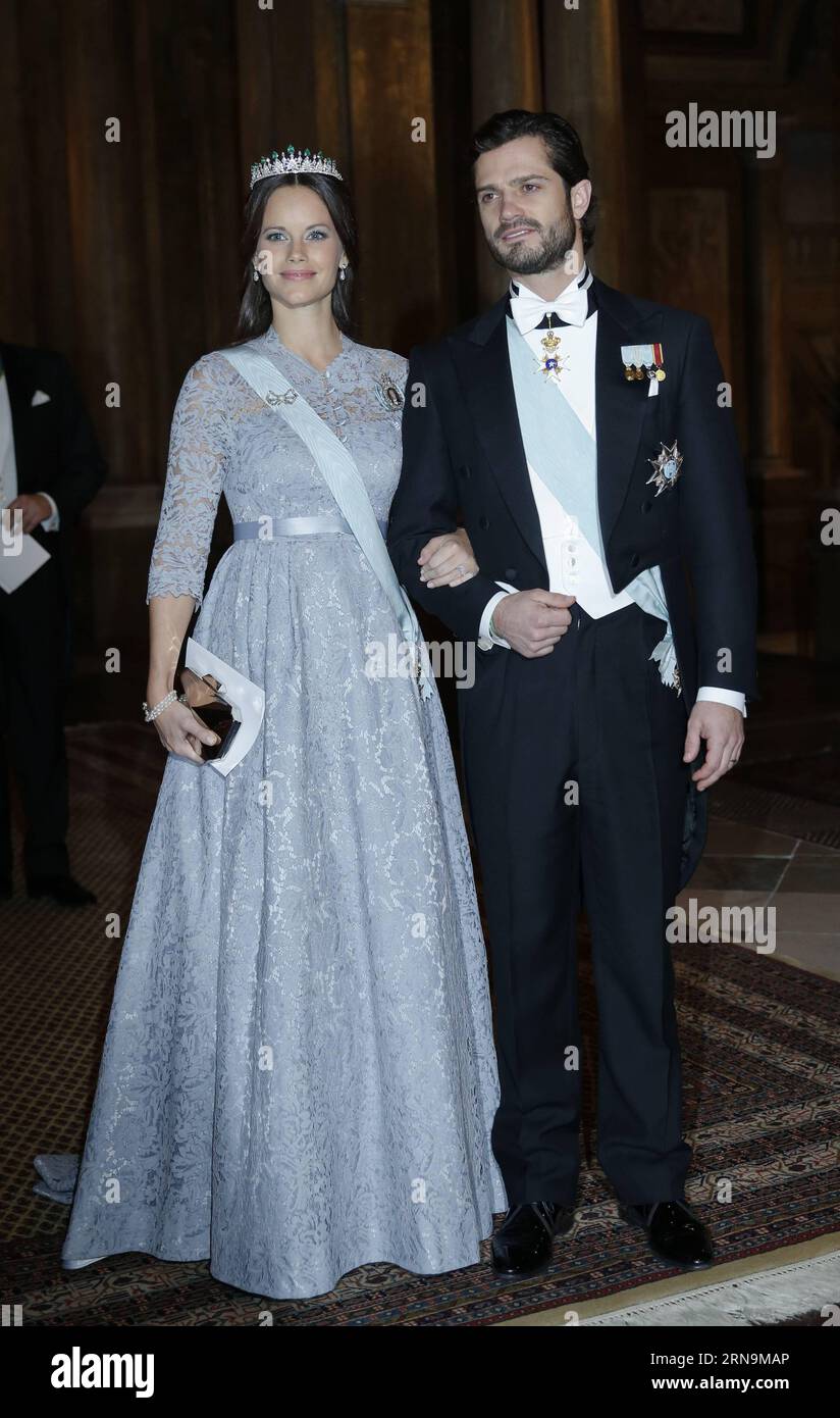 151211 -- STOCCOLMA, 11 dicembre 2015 -- il principe svedese Carl Philip e sua moglie la principessa Sofia partecipano al banchetto reale per i premi Nobel al Palazzo reale di Stoccolma, in Svezia, 11 dicembre 2015. SVEZIA-STOCCOLMA-PREMIO NOBEL-ROYAL-BANCHETTO YEXPINGFAN PUBLICATIONXNOTXINXCHN Foto Stock