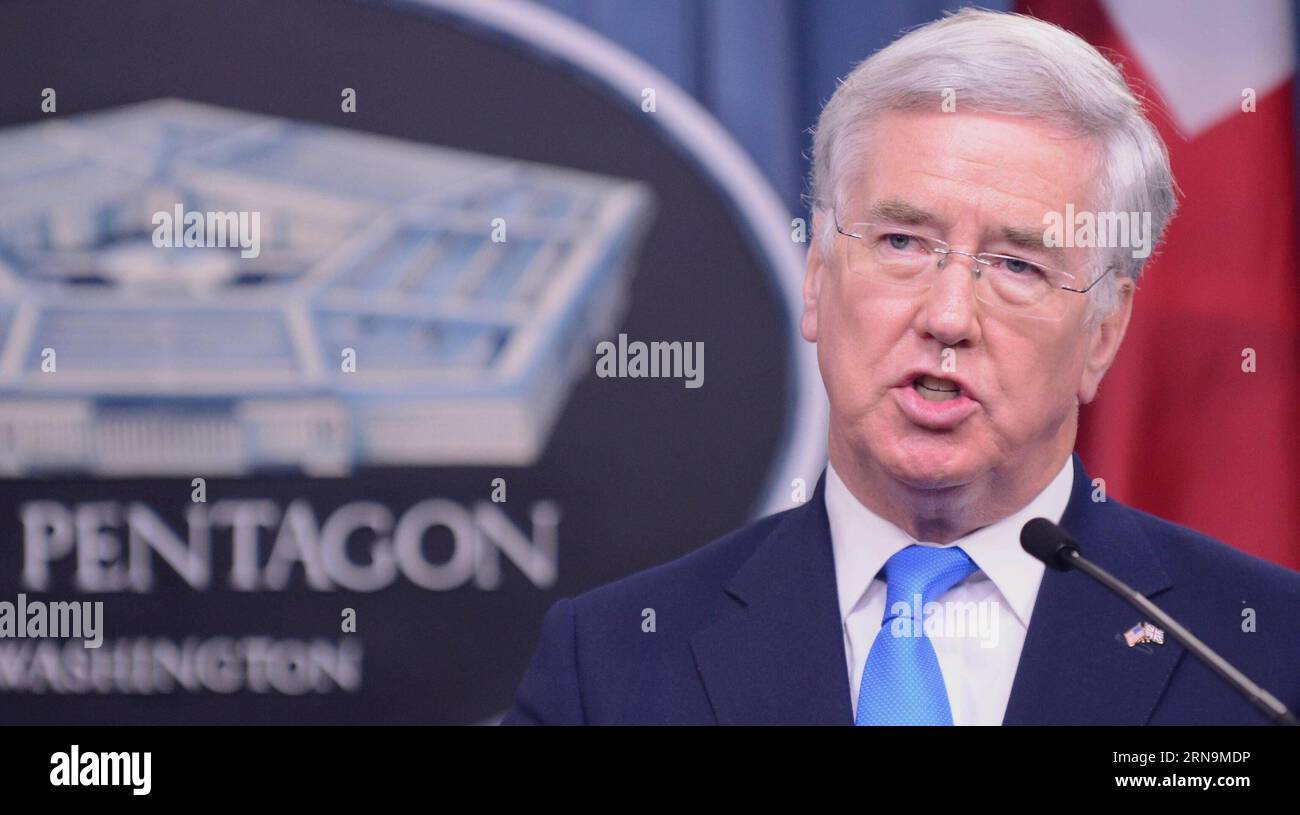 (151211) -- WASHINGTON D.C., 11 dicembre 2015 -- il segretario alla difesa britannico Michael Fallon partecipa a una conferenza stampa congiunta con il segretario alla difesa americano Ash Carter (non nella foto) al Pentagono di Washington D.C., capitale degli Stati Uniti, 11 dicembre 2015. Il segretario della difesa britannico Michael Fallon ha detto qui venerdì che la Gran Bretagna non avrebbe inviato truppe di terra in Iraq, aggiungendo che la leadership irachena gli aveva chiarito che gli stivali occidentali a terra non erano ricercati in Iraq. ) U.S.-WASHINGTON D.C.-CARTER-GRAN BRETAGNA-CONFERENZA STAMPA JIAOXMIN PUBLICATIONXNOTXINXCHN 151211 WASHINGTON D C DE Foto Stock