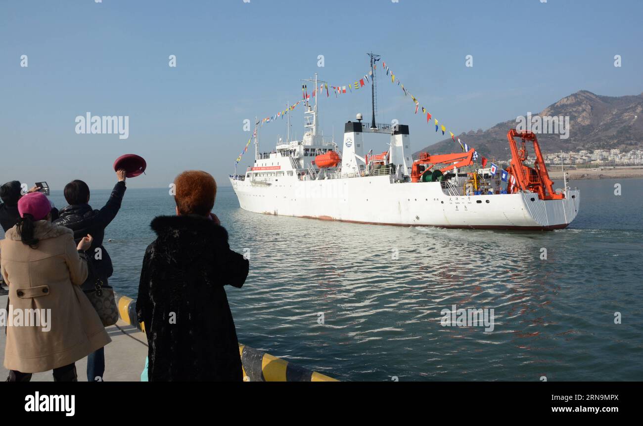 (151212) -- QINGDAO, 12 dicembre 2015 -- la nave di ricerca Dayang Yihao (Oceano n. 1) parte da Qingdao, provincia dello Shandong della Cina orientale, 12 dicembre 2015. La nave di ricerca cinese Dayang Yihao (Ocean No. 1) salpò per un'esplorazione di 205 giorni dell'Oceano Indiano, la 39esima volta di questo tipo. La nave esplorerà 19 blocchi contrattuali per l'esplorazione di solfuro polimetallico che coprono 1.900 chilometri quadrati nell'Oceano Indiano). (lfj) CHINA-SHANDONG-QINGDAO-RESEARCH VESSEL-DEPARTURE (CN) ZhangxXudong PUBLICATIONxNOTxINxCHN 151212 Qingdao DEC 12 2015 Research Vessel Dayang Yihao Ocean No 1 parte da Qi Foto Stock