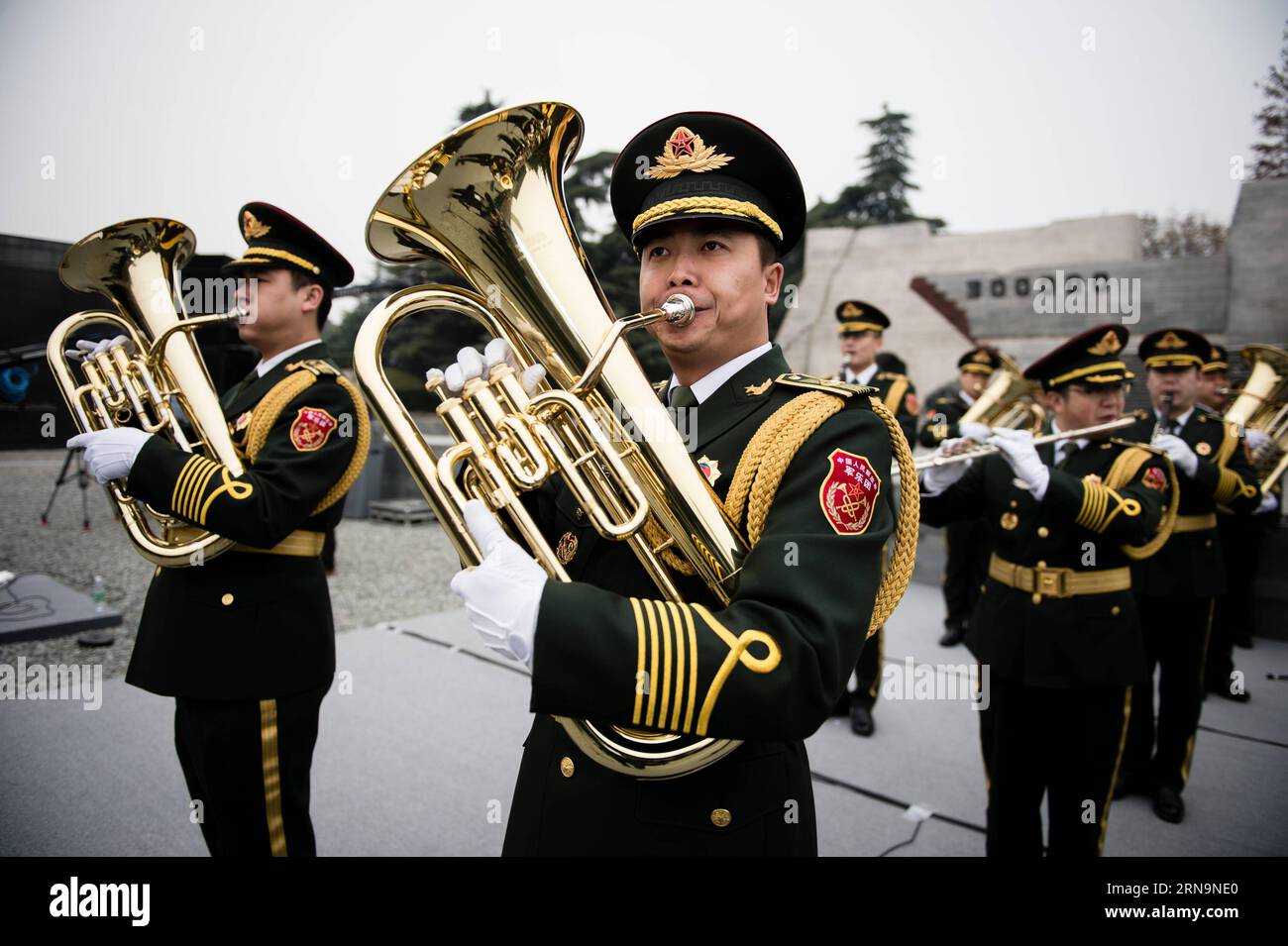 (151213) -- NANCHINO, 13 dicembre 2015 -- foto scattata il 13 dicembre 2015 mostra la scena della cerimonia commemorativa di stato per il secondo giorno nazionale commemorativo della Cina per le vittime del massacro di Nanchino nella sala commemorativa delle vittime del massacro a Nanchino, nella provincia orientale del Jiangsu della Cina. ) VITTIME DEL MASSACRO DI CINA-NANCHINO - CERIMONIA COMMEMORATIVA DI STATO (CN) LixXiang PUBLICATIONxNOTxINxCHN 151213 Nanjing DEC 13 2015 foto scattata IL 13 dicembre 2015 mostra la scena della cerimonia commemorativa di Stato per La seconda giornata commemorativa nazionale della Cina per le vittime del massacro di Nanchino nella sala commemorativa per le vittime del massacro di Nanchino nella Cina orientale Foto Stock