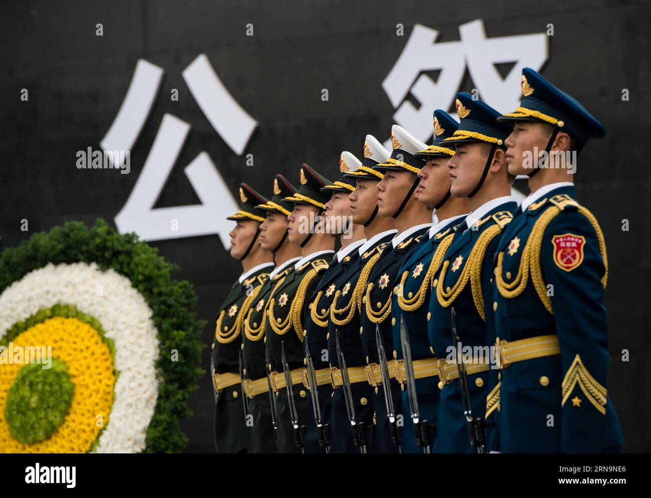 (151213) -- NANCHINO, 13 dicembre 2015 -- foto scattata il 13 dicembre 2015 mostra la scena della cerimonia commemorativa di stato per il secondo giorno nazionale commemorativo della Cina per le vittime del massacro di Nanchino nella sala commemorativa delle vittime del massacro a Nanchino, nella provincia orientale del Jiangsu della Cina. ) (lfj) CHINA-NANJING MASSACRE VICTIMS-STATE MEMORIAL CEREMONY (CN) LixXiang PUBLICATIONxNOTxINxCHN 151213 Nanjing DEC 13 2015 foto scattata IL 13 dicembre 2015 mostra la scena della cerimonia commemorativa di Stato per la seconda giornata nazionale della Cina commemorativa delle vittime del massacro di Nanjing nella sala commemorativa delle vittime del massacro di Nanjing East C. Foto Stock