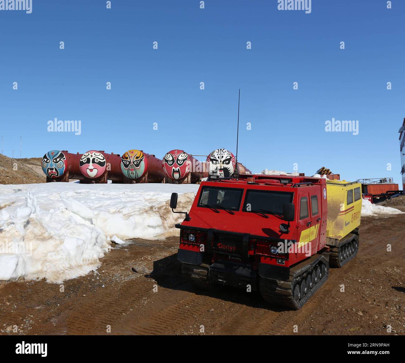La foto scattata il 14 dicembre 2015 mostra il primo veicolo fuoristrada della Cina presso la stazione antartica di Zhongshan, una base di ricerca scientifica cinese in Antartide. Il primo veicolo fuoristrada della Cina è stato recentemente sottoposto a un test sul campo vicino alla stazione antartica di Zhongshan. Il veicolo anfibio ha un'eccellente manovrabilità e può correre in campi di neve, deserti, spiagge e regioni montuose a una velocità massima di 60 chilometri all'ora e 5 chilometri all'ora in acqua. ) (wyo) ANTARTIDE-CHINA-ZHONGSHAN STATION-32ND EXPEDITION-FIRST ATV ZhuxJichai PUBLICATIONxNOTxINxCHN foto scattata IL 14 dicembre 2015 mostra C. Foto Stock