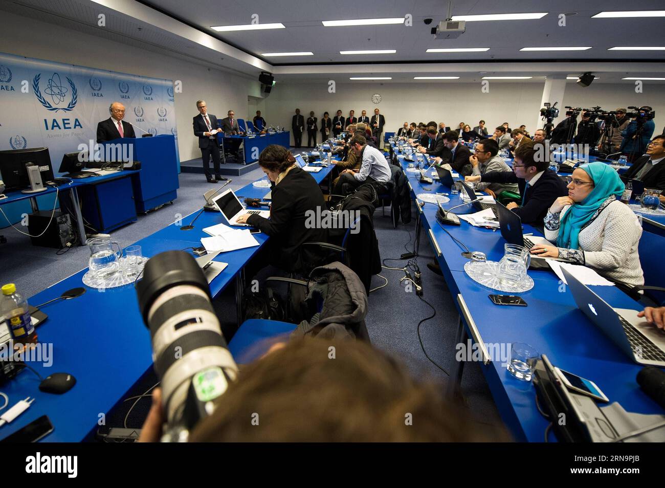 (151215) -- VIENNA, 15 dicembre 2015 -- Yukiya amano (L), capo dell'Agenzia internazionale per l'energia atomica (AIEA), interviene in una conferenza stampa presso la sede dell'AIEA, a Vienna, in Austria, 15 dicembre 2015. Martedì i membri del Consiglio dell'agenzia nucleare delle Nazioni Unite hanno adottato una risoluzione per chiudere l'indagine sulla presenza di Teheran in passato di un programma di armi nucleari, dopo una revisione dell'attuazione da parte dell'Iran degli impegni assunti nell'ambito di un accordo nucleare approvato dal Consiglio di sicurezza delle Nazioni Unite in luglio. ) AUSTRIA-VIENNA-AIEA-IRAN QianxYi PUBLICATIONxNOTxINxCHN 151215 Vienna DEC 15 2015 Yukiya amano l Hea Foto Stock