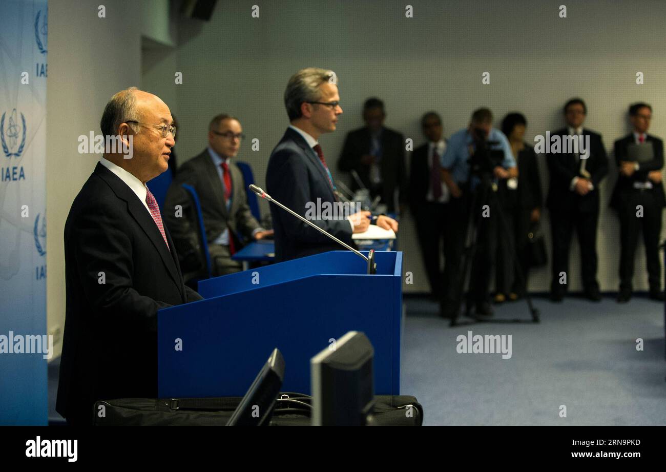 (151215) -- VIENNA, 15 dicembre 2015 -- Yukiya amano (L), capo dell'Agenzia internazionale per l'energia atomica (AIEA), interviene in una conferenza stampa presso la sede dell'AIEA, a Vienna, in Austria, 15 dicembre 2015. Martedì i membri del Consiglio dell'agenzia nucleare delle Nazioni Unite hanno adottato una risoluzione per chiudere l'indagine sulla presenza di Teheran in passato di un programma di armi nucleari, dopo una revisione dell'attuazione da parte dell'Iran degli impegni assunti nell'ambito di un accordo nucleare approvato dal Consiglio di sicurezza delle Nazioni Unite in luglio. ) AUSTRIA-VIENNA-AIEA-IRAN QianxYi PUBLICATIONxNOTxINxCHN 151215 Vienna DEC 15 2015 Yukiya amano l Hea Foto Stock