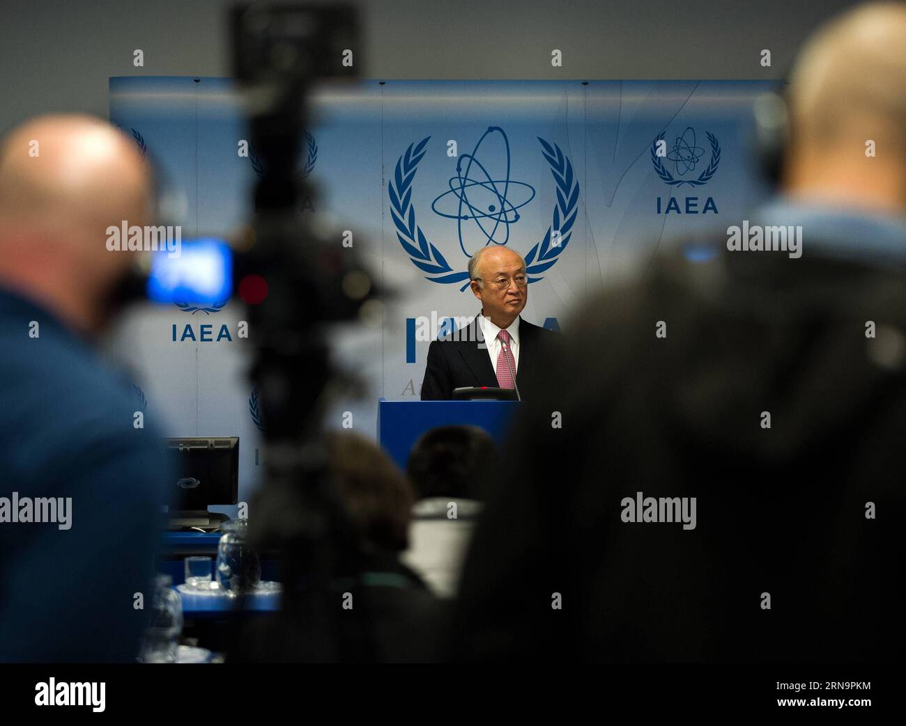 (151215) -- VIENNA, 15 dicembre 2015 -- Yukiya amano, capo dell'Agenzia internazionale per l'energia atomica (AIEA), interviene in una conferenza stampa presso la sede dell'AIEA, a Vienna, in Austria, 15 dicembre 2015. Martedì i membri del Consiglio dell'agenzia nucleare delle Nazioni Unite hanno adottato una risoluzione per chiudere l'indagine sulla presenza di Teheran in passato di un programma di armi nucleari, dopo una revisione dell'attuazione da parte dell'Iran degli impegni assunti nell'ambito di un accordo nucleare approvato dal Consiglio di sicurezza delle Nazioni Unite in luglio. ) AUSTRIA-VIENNA-AIEA-IRAN QianxYi PUBLICATIONxNOTxINxCHN 151215 Vienna DEC 15 2015 Yukiya amano capo di T Foto Stock