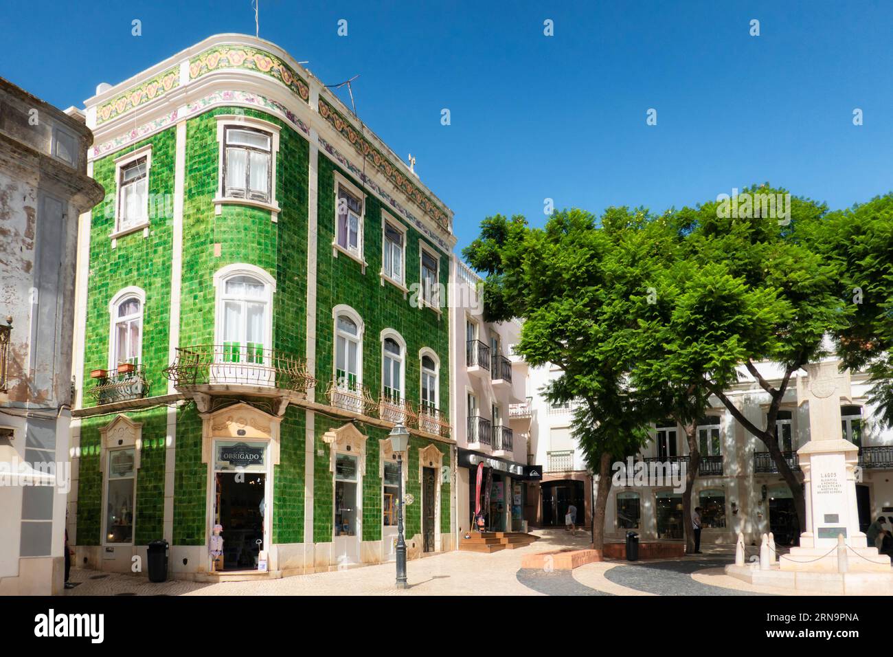 Lagos, Algarve, Portogallo - 21 AGOSTO 2023: Tipico edificio di piastrelle portoghesi nel centro della città vecchia di Lagos, Praca Luis de Camoes Foto Stock