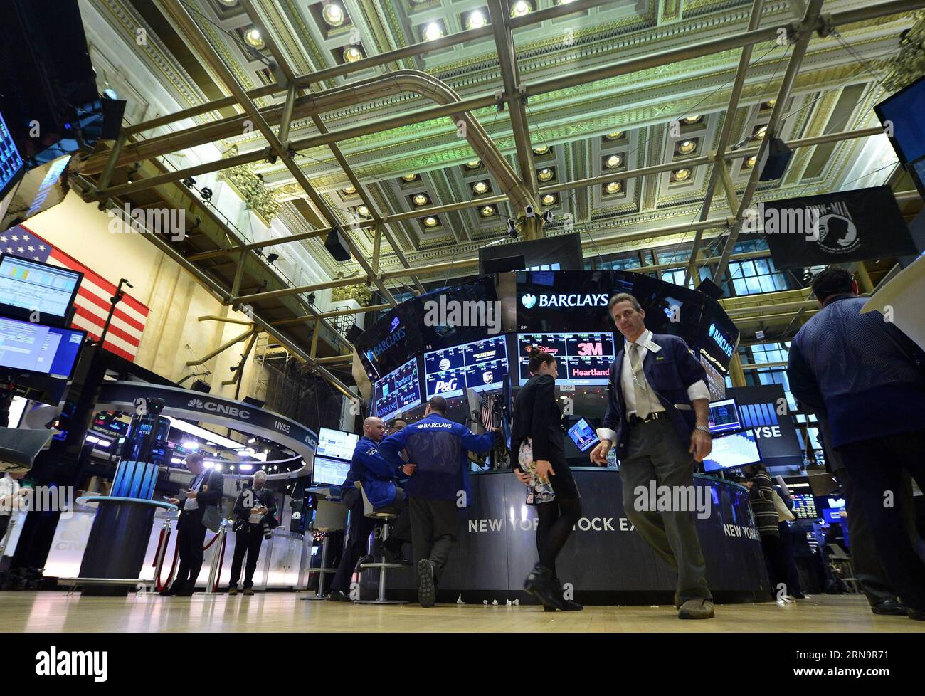 (151216) -- NEW YORK, 16 dicembre 2015 -- i commercianti lavorano sul pavimento della Borsa di New York (NYSE), a New York, negli Stati Uniti, il 16 dicembre 2015. Le azioni degli Stati Uniti si sono radunate per il terzo giorno consecutivo mercoledì, quando la Federal Reserve ha deciso di aumentare i tassi di interesse per la prima volta in quasi un decennio. Il Dow saltò del 1,28%, e il S&P 500 saltò del 1,45%, mentre il Nasdaq salì del 1,52%. ) U.S.-NEW YORK-STOCKS-NYSE WangxLei PUBLICATIONxNOTxINxCHN 151216 New York DEC 16 2015 i trader lavorano SUL pavimento del New York Stick Exchange NYSE a New York Stati Uniti D Foto Stock