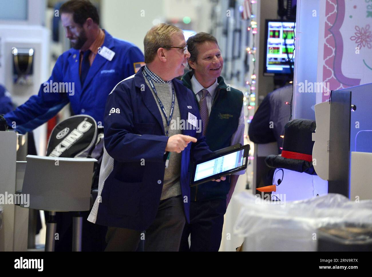 (151216) -- NEW YORK, 16 dicembre 2015 -- i commercianti lavorano sul pavimento della Borsa di New York (NYSE), a New York, negli Stati Uniti, il 16 dicembre 2015. Le azioni degli Stati Uniti si sono radunate per il terzo giorno consecutivo mercoledì, quando la Federal Reserve ha deciso di aumentare i tassi di interesse per la prima volta in quasi un decennio. Il Dow saltò del 1,28%, e il S&P 500 saltò del 1,45%, mentre il Nasdaq salì del 1,52%. ) U.S.-NEW YORK-STOCKS-NYSE WangxLei PUBLICATIONxNOTxINxCHN 151216 New York DEC 16 2015 i trader lavorano SUL pavimento del New York Stick Exchange NYSE a New York Stati Uniti D Foto Stock
