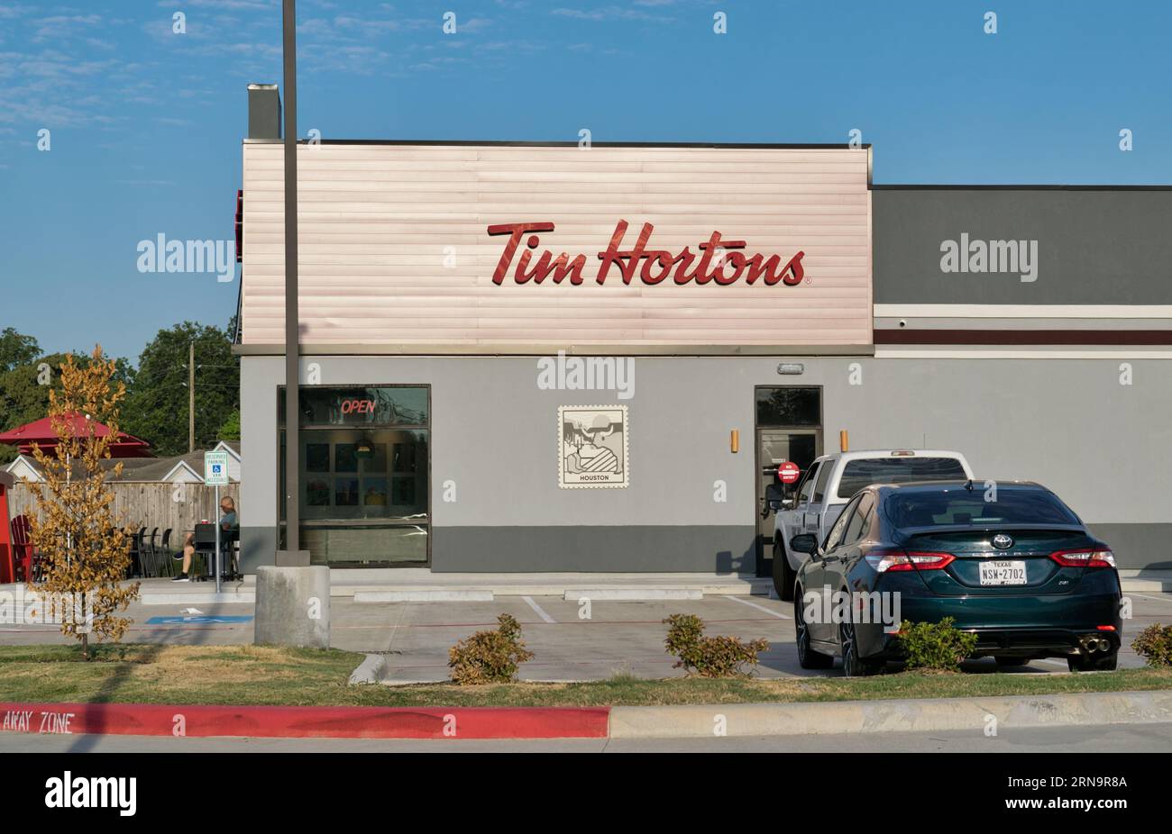 Houston, Texas USA 08-30-2023: Facciata dell'edificio Tim Hortons e parcheggio a Houston, Texas. Catena canadese di aziende produttrici di caffè e ristoranti. Foto Stock