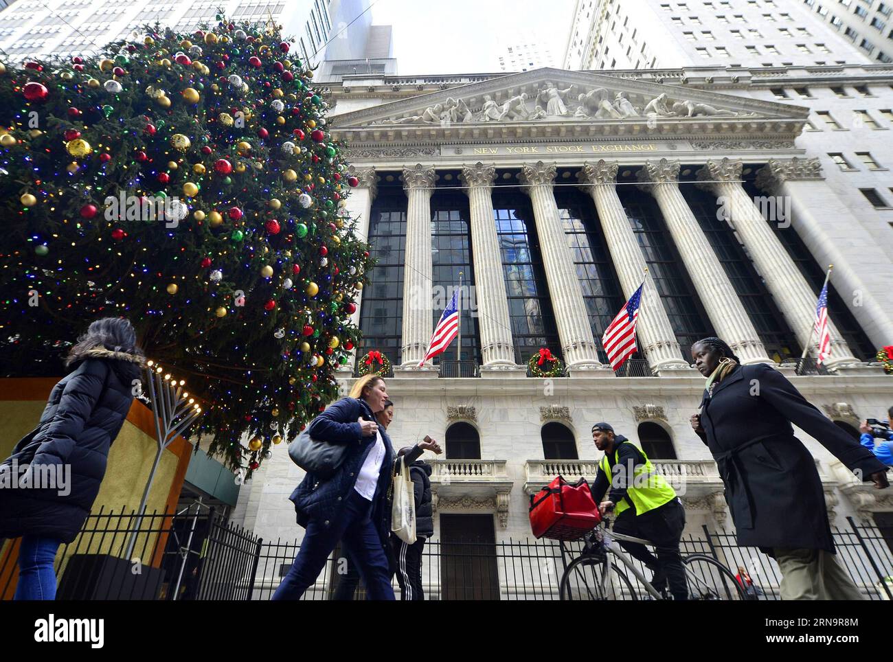 (151216) -- NEW YORK, Dec. 16, 2015 -- Pedestrians walk in front of the New York Stock Exchange (NYSE), in New York, the United States, on Dec. 16, 2015. U.S. stocks rallied for the third straight day Wednesday, as the U.S. Federal Reserve decided to raise interest rates for the first time in nearly a decade. The Dow jumped 1.28 percent, and the S&P 500 leapt 1.45 percent, while the Nasdaq soared 1.52 percent. ) U.S.-NEW YORK-STOCKS-NYSE WangxLei PUBLICATIONxNOTxINxCHN 151216 New York DEC 16 2015 pedestrians Walk in Front of The New York Stick Exchange NYSE in New York The United States ON D Foto Stock