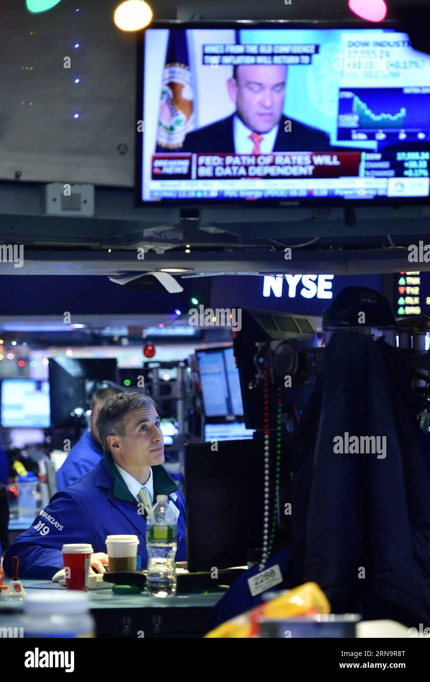 (151216) -- NEW YORK, 16 dicembre 2015 -- i commercianti lavorano sul pavimento della Borsa di New York (NYSE), a New York, negli Stati Uniti, il 16 dicembre 2015. Le azioni degli Stati Uniti si sono radunate per il terzo giorno consecutivo mercoledì, quando la Federal Reserve ha deciso di aumentare i tassi di interesse per la prima volta in quasi un decennio. Il Dow saltò del 1,28%, e il S&P 500 saltò del 1,45%, mentre il Nasdaq salì del 1,52%. ) U.S.-NEW YORK-STOCKS-NYSE WangxLei PUBLICATIONxNOTxINxCHN 151216 New York DEC 16 2015 i trader lavorano SUL pavimento del New York Stick Exchange NYSE a New York Stati Uniti D Foto Stock