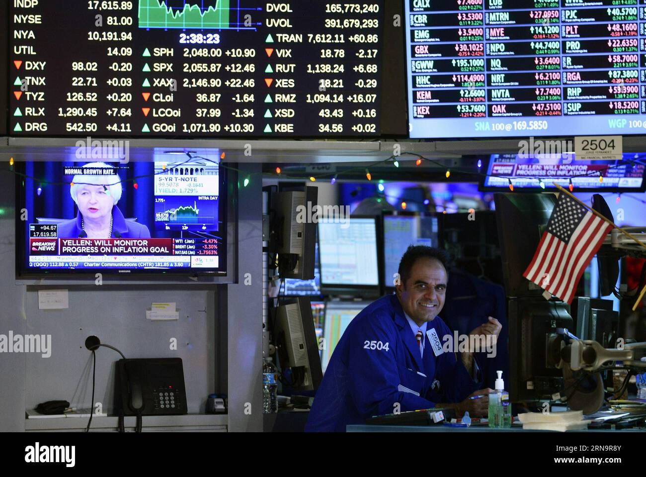 (151216) -- NEW YORK, 16 dicembre 2015 -- i commercianti lavorano sul pavimento della Borsa di New York (NYSE), a New York, negli Stati Uniti, il 16 dicembre 2015. Le azioni degli Stati Uniti si sono radunate per il terzo giorno consecutivo mercoledì, quando la Federal Reserve ha deciso di aumentare i tassi di interesse per la prima volta in quasi un decennio. Il Dow saltò del 1,28%, e il S&P 500 saltò del 1,45%, mentre il Nasdaq salì del 1,52%. ) U.S.-NEW YORK-STOCKS-NYSE WangxLei PUBLICATIONxNOTxINxCHN 151216 New York DEC 16 2015 i trader lavorano SUL pavimento del New York Stick Exchange NYSE a New York Stati Uniti D Foto Stock
