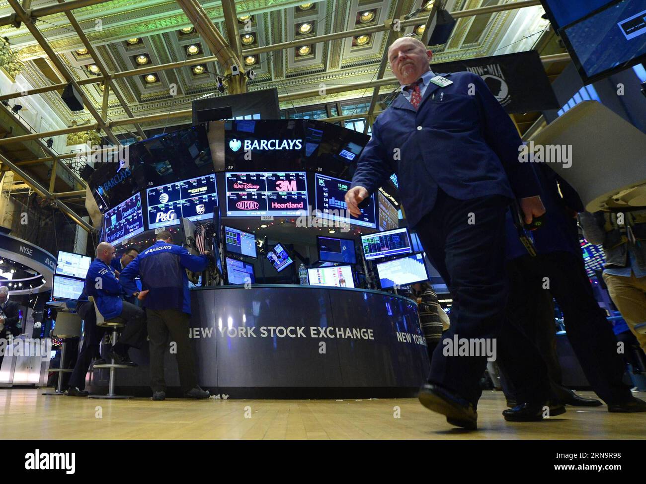 (151216) -- NEW YORK, 16 dicembre 2015 -- i commercianti lavorano sul pavimento della Borsa di New York (NYSE), a New York, negli Stati Uniti, il 16 dicembre 2015. Le azioni degli Stati Uniti si sono radunate per il terzo giorno consecutivo mercoledì, quando la Federal Reserve ha deciso di aumentare i tassi di interesse per la prima volta in quasi un decennio. Il Dow saltò del 1,28%, e il S&P 500 saltò del 1,45%, mentre il Nasdaq salì del 1,52%. ) U.S.-NEW YORK-STOCKS-NYSE WangxLei PUBLICATIONxNOTxINxCHN 151216 New York DEC 16 2015 i trader lavorano SUL pavimento del New York Stick Exchange NYSE a New York Stati Uniti D Foto Stock