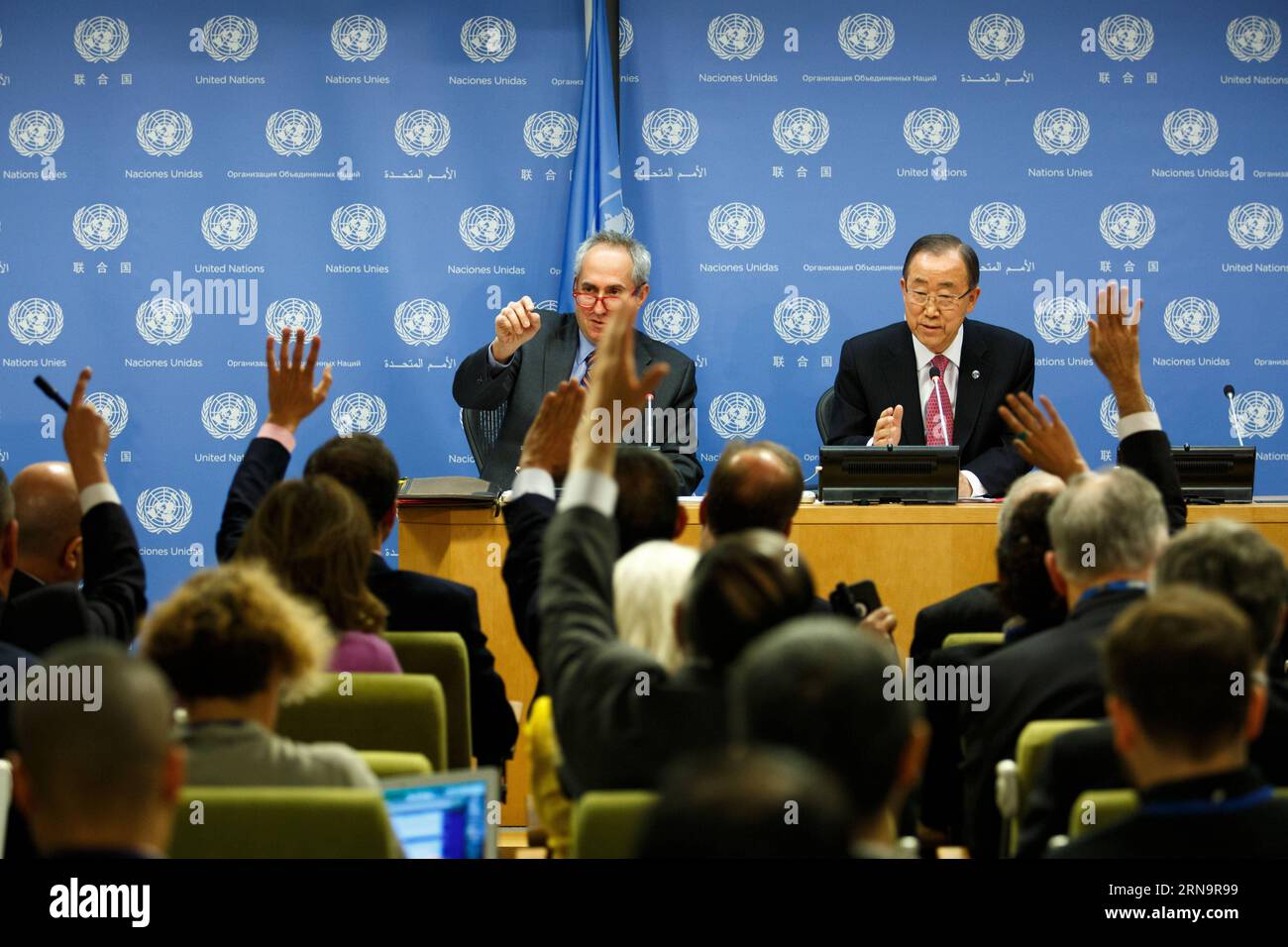 (151216) -- NEW YORK, 16 dicembre 2015 -- il segretario generale delle Nazioni Unite Ban Ki-Moon (R) risponde alle domande durante la sua conferenza stampa di fine anno presso la sede delle Nazioni Unite a New York, 16 dicembre 2015.) CONFERENZA STAMPA DI FINE ANNO LixMuzi PUBLICATIONxNOTxINxCHN 151216 New York DEC 16 2015 Segretario generale delle Nazioni Unite Ban KI Moon r rispondere alle domande durante la sua conferenza stampa di fine anno PRESSO la sede delle Nazioni Unite a New York DEC 16 2015 Conferenza stampa di fine anno Ban KI Moon LiXMuzi PUBLICATIONxINxCHN Foto Stock