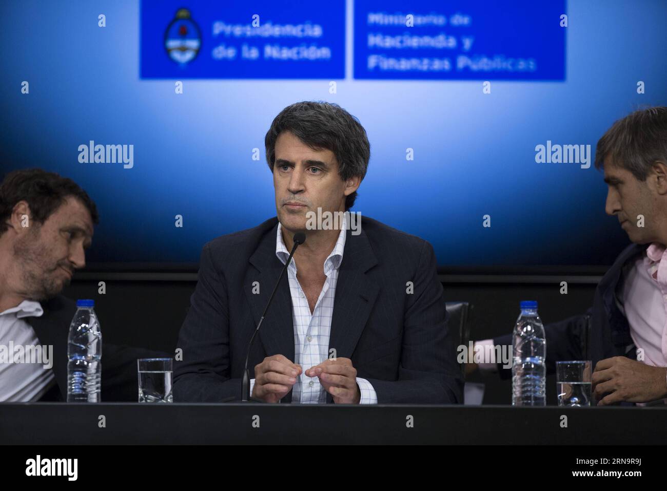 BUENOS AIRES, 16 dicembre 2015 -- il ministro delle finanze argentino Alfonso Prat-Gay (C) tiene una conferenza stampa al Ministero dell'economia di Buenos Aires 16 dicembre 2015. Mercoledì il governo del presidente Mauricio Macri ha annunciato che avrebbe eliminato i controlli sulle valute straniere istituiti dall'ex presidente Cristina Fernandez de Kirchner. Martin Zabala) (jp) (ah) ARGENTINA-BUENOS AIRES-FOREIGN CURRENCY POLICY e MARTINxZABALA PUBLICATIONxNOTxINxCHN Buenos Aires DEC 16 2015 i Ministri delle finanze argentini Alfonso Prat Gay C si rivolgono a una conferenza stampa PRESSO il Ministero dell'economia di Buenos Air Foto Stock