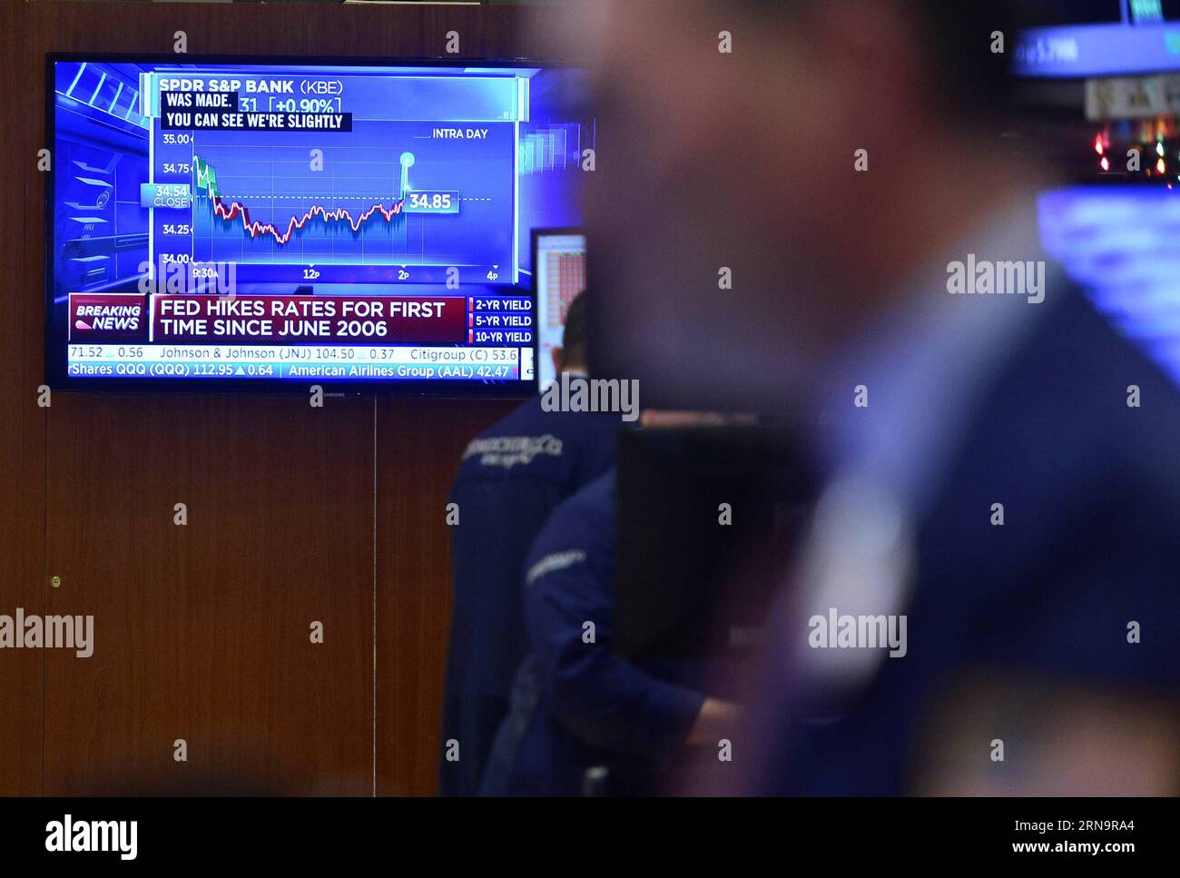 (151216) -- NEW YORK, 16 dicembre 2015 -- i commercianti lavorano sul pavimento della Borsa di New York (NYSE), a New York, negli Stati Uniti, il 16 dicembre 2015. Le azioni degli Stati Uniti si sono radunate per il terzo giorno consecutivo mercoledì, quando la Federal Reserve ha deciso di aumentare i tassi di interesse per la prima volta in quasi un decennio. Il Dow saltò del 1,28%, e il S&P 500 saltò del 1,45%, mentre il Nasdaq salì del 1,52%. ) U.S.-NEW YORK-STOCKS-NYSE WangxLei PUBLICATIONxNOTxINxCHN 151216 New York DEC 16 2015 i trader lavorano SUL pavimento del New York Stick Exchange NYSE a New York Stati Uniti D Foto Stock