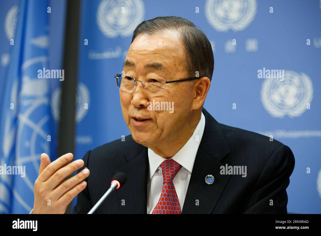 (151216) -- NEW YORK, 16 dicembre 2015 -- il Segretario generale delle Nazioni Unite Ban Ki-Moon parla durante la sua conferenza stampa di fine anno presso la sede delle Nazioni Unite a New York, 16 dicembre 2015. ) CONFERENZA STAMPA un-BAN KI-MOON-YEAR-END LixMuzi PUBLICATIONxNOTxINxCHN 151216 New York DEC 16 2015 il Segretario generale delle Nazioni Unite Ban KI Moon parla durante la sua conferenza stampa di fine anno PRESSO la sede delle Nazioni Unite a New York DEC 16 2015 Conferenza stampa di fine anno Ban KI Moon LiXMuzi PUBLICATIONXNOTxINxCHN Foto Stock