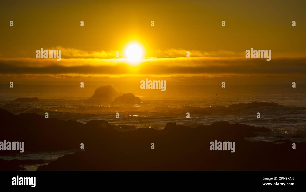(151217) -- CALIFORNIA, Dec. 17, 2015 -- Photo taken in September 2013 shows sunset scenery of Monterey where is the starting point of 17-Mile Drive in California, the United States. 17-Mile Drive is widely recognized as one of the most scenic drives in the world. The famous coastal landmark runs through Pacific Grove to Pebble Beach, from the dramatic Pacific coastline to the majestic Del Monte Forest.) U.S.-CALIFORNIA-17-MILE DRIVE-SCENERY YangxLei PUBLICATIONxNOTxINxCHN   151217 California DEC 17 2015 Photo Taken in September 2013 Shows Sunset scenery of Monterey Where IS The Star Point of Foto Stock