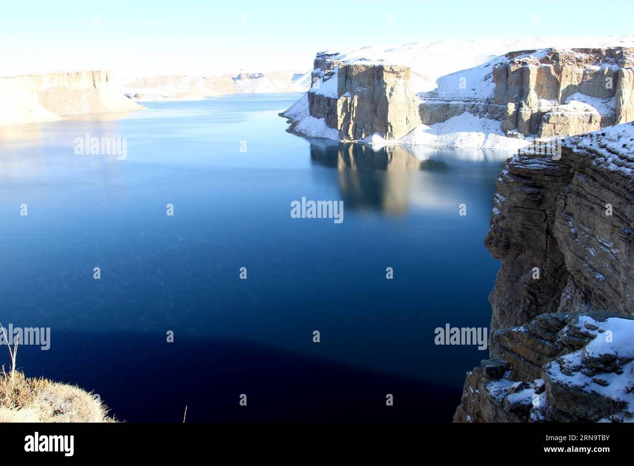 La foto scattata il 18 dicembre 2015 mostra il lago Band Amir nella provincia di Bamyan, Afghanistan centrale. La provincia di Bamyan, con la città di Bamyan come capitale, si trova 200 km a ovest della capitale afghana Kabul. Una volta era una delle principali destinazioni turistiche e una città prospera in Afghanistan nel periodo pre-bellico circa tre decenni e mezzo fa.) AFGHANISTAN-BANDA DI BAMYAN AMIR LAGO LatifxAzimi PUBLICATIONxNOTxINxCHN foto scattata IL 18 dicembre 2015 mostra il lago Tie Amir nella provincia di Bamyan Afghanistan centrale Provincia di Bamyan con la città di Bamyan come sua capitale SI trova 200 km A OVEST della capitale afghana Kabul i Foto Stock