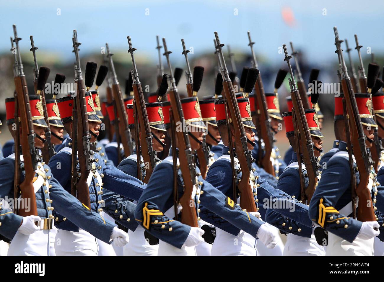 Militärparade auf den Philippinen (151221) -- PROVINCIA DI PAMPANGA, 21 dicembre 2015 -- i soldati marciano durante una parata in celebrazione del 80° anniversario della fondazione delle forze Armate delle Filippine all'interno della Clark Air base nella provincia di Pampanga, Filippine, 21 dicembre 2015. ) FILIPPINE-PROVINCIA DI PAMPANGA-FORZE ARMATE-ANNIVERSARIO DI FONDAZIONE-PARATA ROUELLExUMALI PUBLICATIONxNOTxINxCHN Military Parade sulle Filippine 151221 Provincia di Pampanga DEC 21 2015 soldati marciano durante una Parata in celebrazione del 80 ° anniversario della fondazione delle forze Armate delle Filippine all'interno della Clark A. Foto Stock