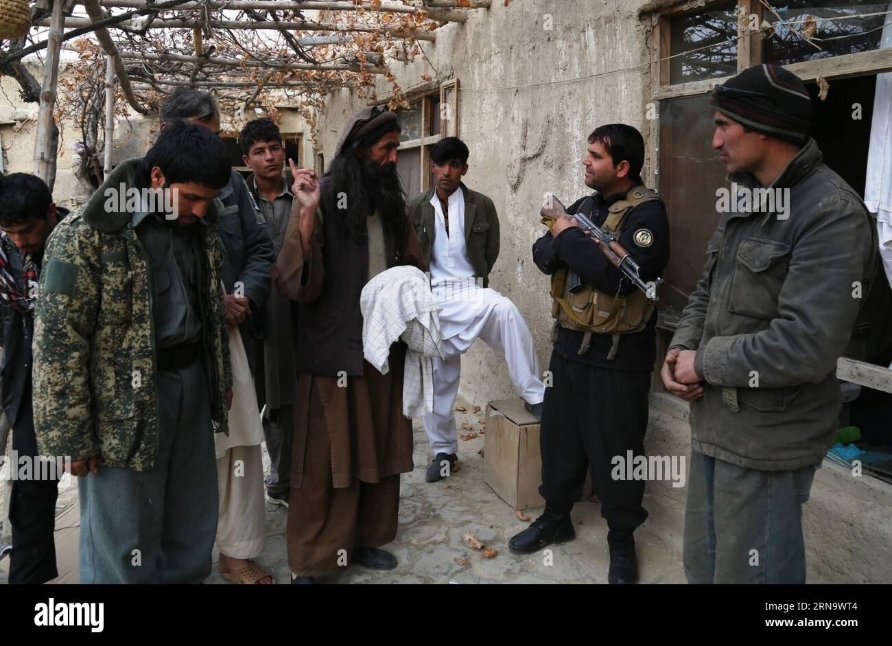 (151222) -- KABUL, 22 dicembre 2015 -- poliziotti afghani ispezionano il sito dell'esplosione vicino all'aeroporto di Bagram nella provincia di Parwan, Afghanistan, 22 dicembre 2015. Un'autobomba suicida ha causato la morte di sei soldati stranieri e ne ha feriti altri tre nel distretto di Bagram in Afghanistan lunedì, confermato un funzionario presso l'ufficio delle relazioni pubbliche della missione Resolute Support (RS) guidata dalla NATO. ) AFGHANISTAN-KABUL-SUICIDIO ATTACCO RahmatxAlizadah PUBLICATIONxNOTxINxCHN 151222 Kabul DEC 22 2015 poliziotti afghani ispezionano il sito di esplosione vicino all'AEROPORTO di Bagram nella provincia di Parwan Afghanistan DEC 22 2015 un'autobomba suicida Foto Stock