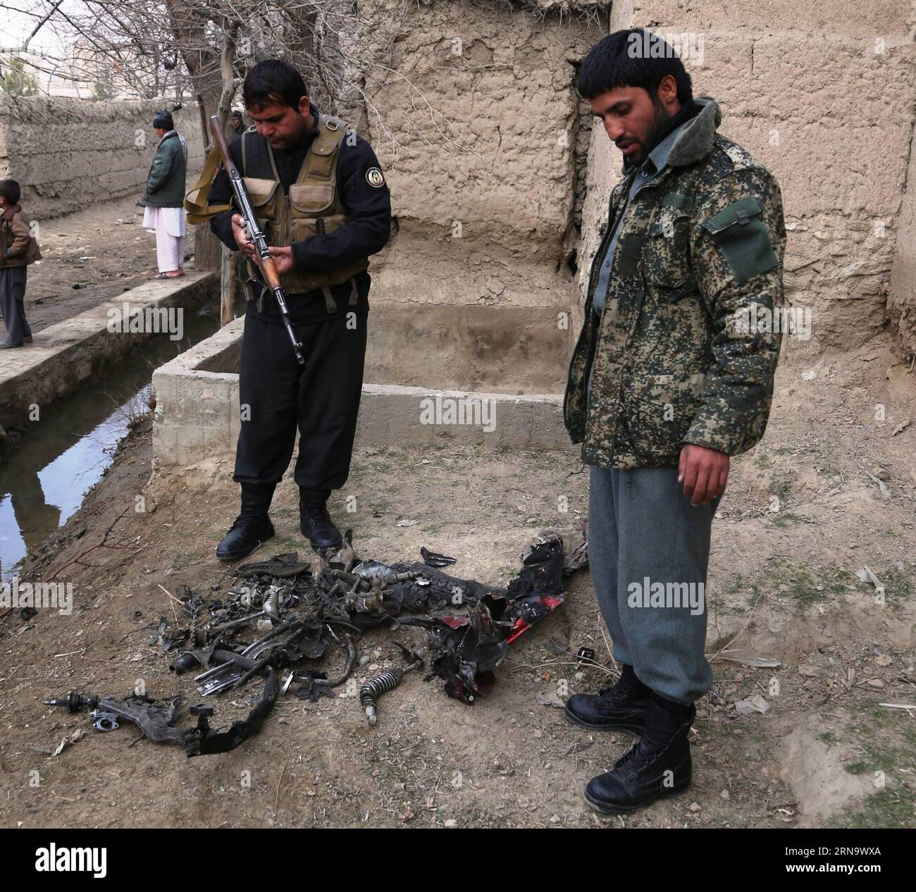 (151222) -- KABUL, 22 dicembre 2015 -- poliziotti afghani ispezionano il sito dell'esplosione vicino all'aeroporto di Bagram nella provincia di Parwan, Afghanistan, 22 dicembre 2015. Un'autobomba suicida ha causato la morte di sei soldati stranieri e ne ha feriti altri tre nel distretto di Bagram in Afghanistan lunedì, confermato un funzionario presso l'ufficio delle relazioni pubbliche della missione Resolute Support (RS) guidata dalla NATO. ) AFGHANISTAN-KABUL-SUICIDIO ATTACCO RahmatxAlizadah PUBLICATIONxNOTxINxCHN 151222 Kabul DEC 22 2015 poliziotti afghani ispezionano il sito di esplosione vicino all'AEROPORTO di Bagram nella provincia di Parwan Afghanistan DEC 22 2015 un'autobomba suicida Foto Stock