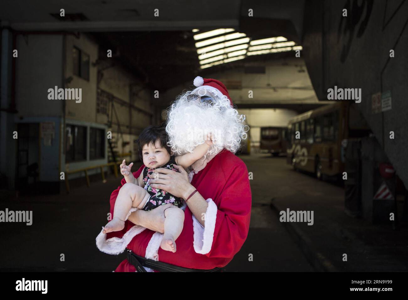 (151224) -- BUENOS AIRES, 24 dicembre 2015 -- Cristian Gabriel Tamasi (R), autista della linea 39 dell'autobus, si pone con una ragazza prima di iniziare il suo solito percorso vestito da Babbo Natale, nella città di Buenos Aires, capitale dell'Argentina, il 24 dicembre 2015. Cristian, ventiduenne, è un autista di autobus da un anno e mezzo. Ha deciso di andare a lavorare vestito da Babbo Natale per dare gioia ai passeggeri e diffondere lo spirito natalizio. Martin Zabala) (fnc) (ah) ARGENTINA-BUENOS AIRES-SOCIETY-CHRISTMAS e MARTINxZABALA PUBLICATIONxNOTxINxCHN 151224 Buenos Aires DEC 24 2015 Cristian Gabriel Tamasi r Autista della linea di autobus 39 Foto Stock