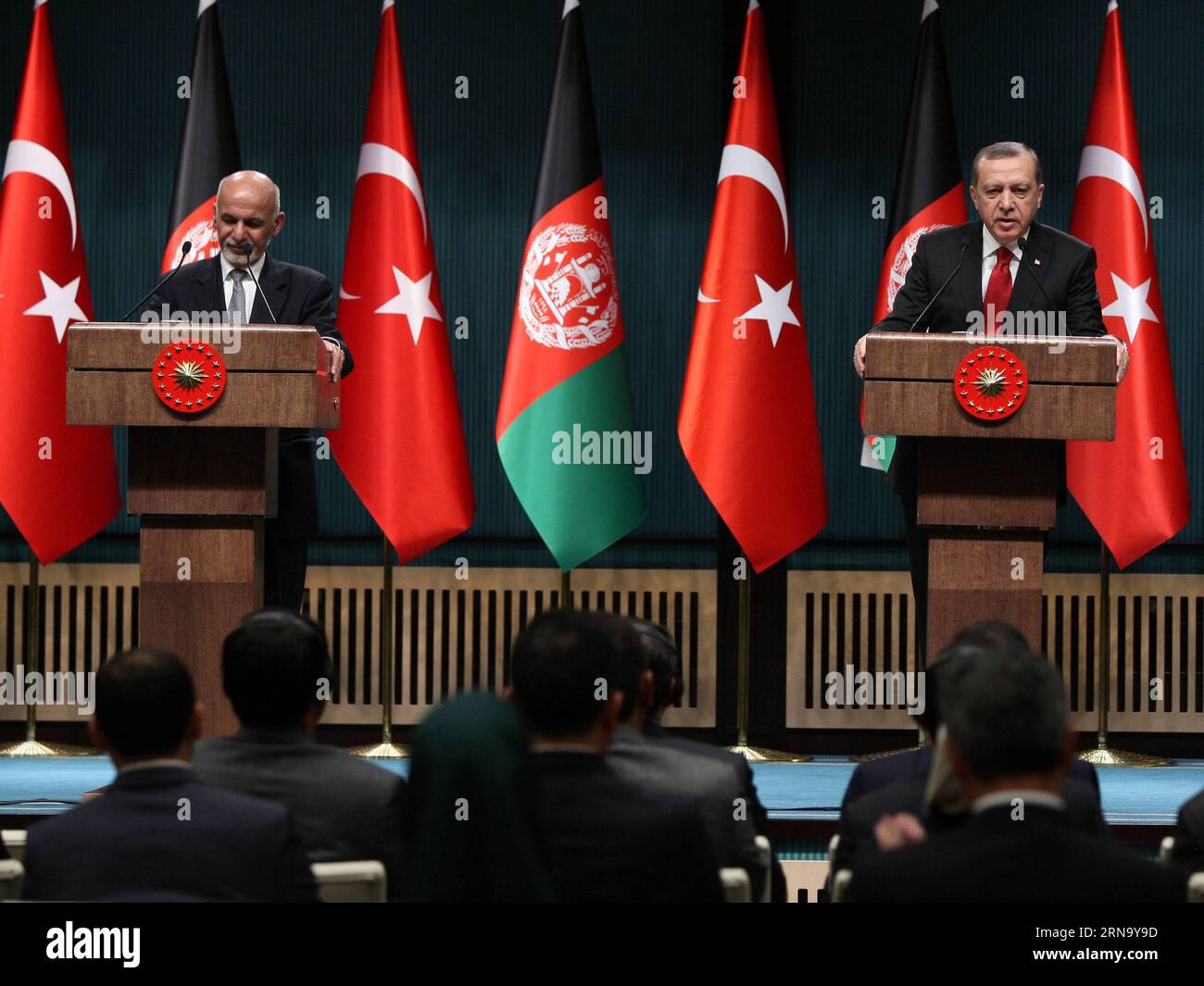 (151224) -- ANKARA, 24 dicembre 2015 -- il presidente turco Recep Tayyip Erdogan (R) e il presidente afghano Ashraf Ghani partecipano a una conferenza stampa congiunta ad Ankara, Turchia, il 24 dicembre 2015. Il presidente turco Recep Tayyip Erdogan ha detto giovedì che le truppe turche in Afghanistan rimarranno lì fino a quando il governo afghano lo desidera. ) TURCHIA-ANKARA-TROOPS-AFGHANISTAN MustafaxKaya PUBLICATIONxNOTxINxCHN 151224 Ankara DEC 24 2015 il presidente turco Recep Tayyip Erdogan r e il presidente afghano Ashraf Ghani partecipano a una conferenza stampa congiunta ad Ankara in Turchia IL 24 dicembre 2015 il presidente turco Recep Ta Foto Stock