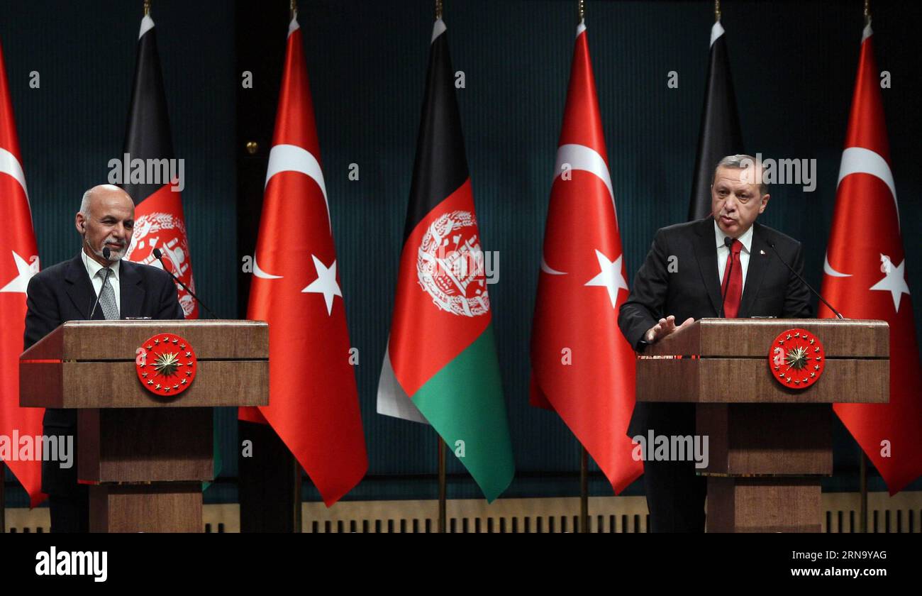 (151224) -- ANKARA, 24 dicembre 2015 -- il presidente turco Recep Tayyip Erdogan (R) e il presidente afghano Ashraf Ghani partecipano a una conferenza stampa congiunta ad Ankara, Turchia, il 24 dicembre 2015. Il presidente turco Recep Tayyip Erdogan ha detto giovedì che le truppe turche in Afghanistan rimarranno lì fino a quando il governo afghano lo desidera. ) TURCHIA-ANKARA-TROOPS-AFGHANISTAN MustafaxKaya PUBLICATIONxNOTxINxCHN 151224 Ankara DEC 24 2015 il presidente turco Recep Tayyip Erdogan r e il presidente afghano Ashraf Ghani partecipano a una conferenza stampa congiunta ad Ankara in Turchia IL 24 dicembre 2015 il presidente turco Recep Ta Foto Stock