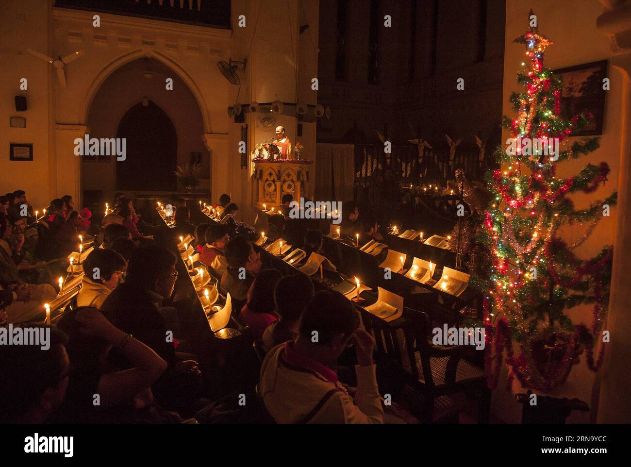 (151225) -- CALCUTTA, 25 dicembre 2015 -- i devoti cristiani indiani partecipano a una preghiera di massa a St. James Church la vigilia di Natale a Calcutta, capitale dello stato dell'India orientale, Bengala Occidentale, 24 dicembre 2015. Nonostante il fatto che in India i cristiani sono una minoranza, ma il Natale è celebrato con molta fanfara e zelo in tutto il paese. ) INDIA-CALCUTTA-NATALE-CELEBRAZIONE TumpaxMondal PUBLICATIONxNOTxINxCHN 151225 Calcutta DEC 25 2015 devoti cristiani indiani partecipano a una messa di preghiera PRESSO LA chiesa di St James LA vigilia di Natale a Calcutta capitale dello Stato indiano orientale del Bengala OCCIDENTALE DEC 24 2015 in nonostante Foto Stock