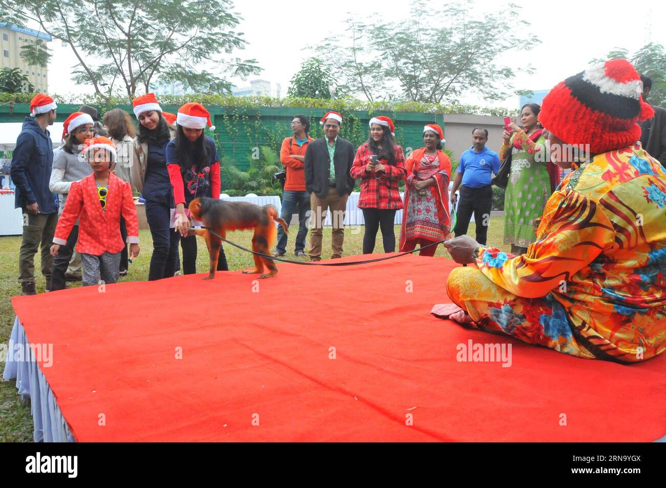 (151225) -- DACCA, 25 dicembre 2015 -- bambini cristiani bengalesi giocano in un parco durante un evento in occasione del giorno di Natale a Dacca, capitale del Bangladesh, 25 dicembre 2015. La comunità cristiana in Bangladesh ha celebrato il Natale con grande entusiasmo, festa e fervore religioso il venerdì. ) BANGLADESH-DHAKA-CHRISTMAS-CHILDREN SharifulxIslam PUBLICATIONxNOTxINxCHN Dhaka DEC 25 2015 bambini cristiani bengalesi giocano IN un parco durante l'evento per celebrare il giorno di Natale a Dacca capitale del Bangladesh DEC 25 2015 la comunità cristiana in Bangladesh ha celebrato il Natale con grande entusiasmo Festi Foto Stock