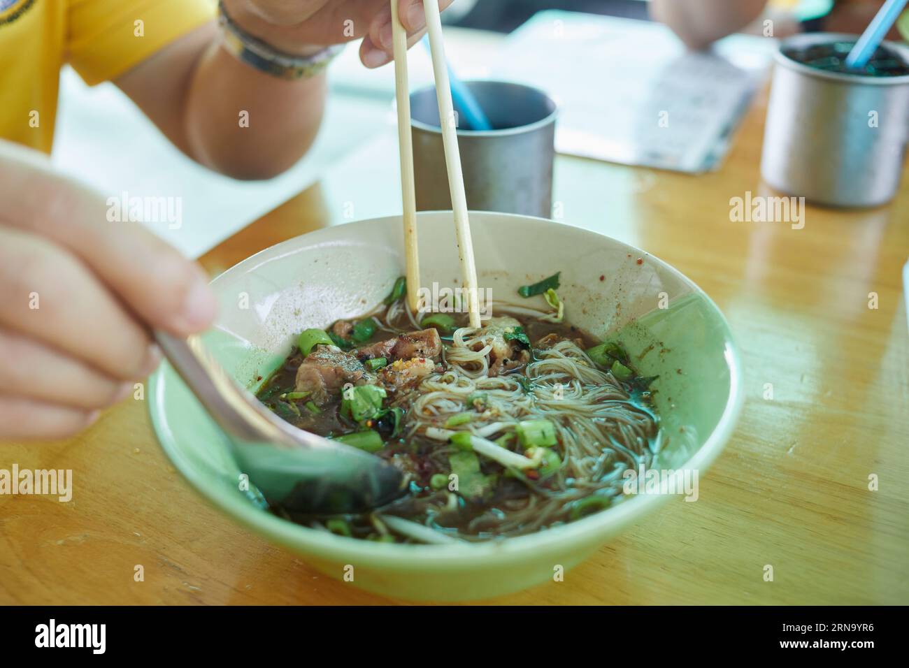 Spaghetti di vermicelli di riso con brasato di manzo e polpetta in una ciotola Foto Stock