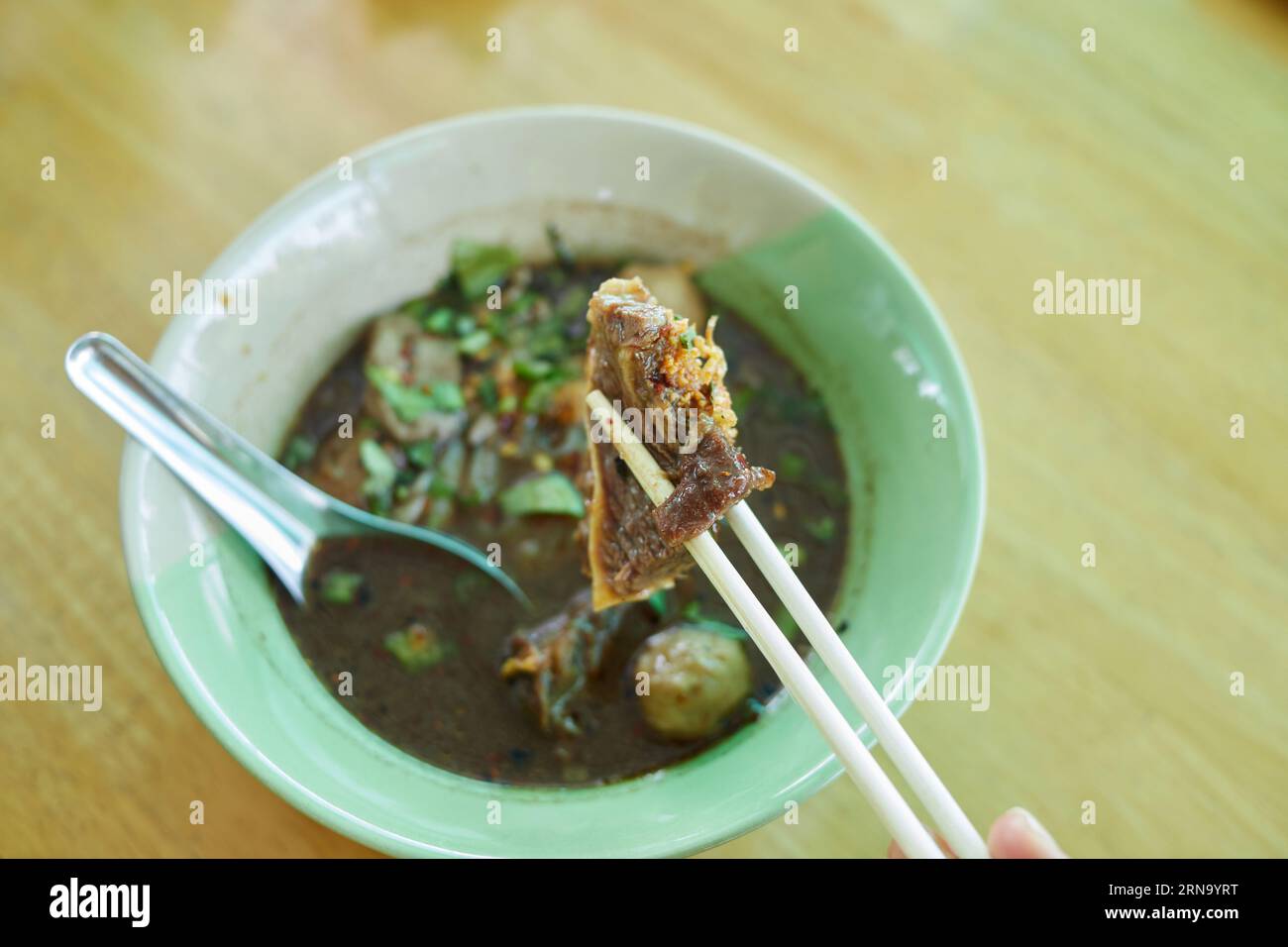 Spaghetti di riso con manzo brasato e polpetta in un recipiente Foto Stock