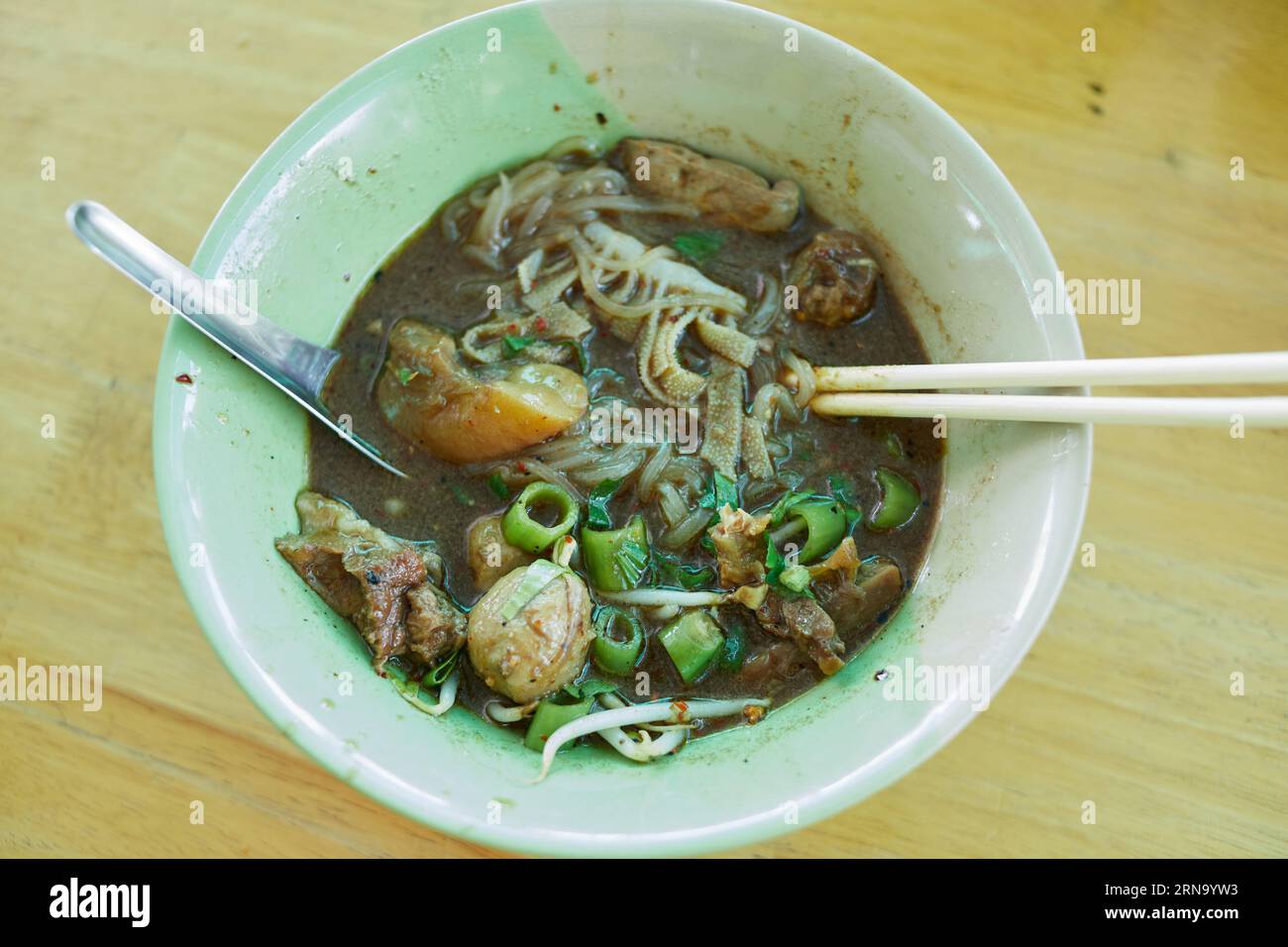 Spaghetti di riso con manzo brasato e polpetta in un recipiente Foto Stock
