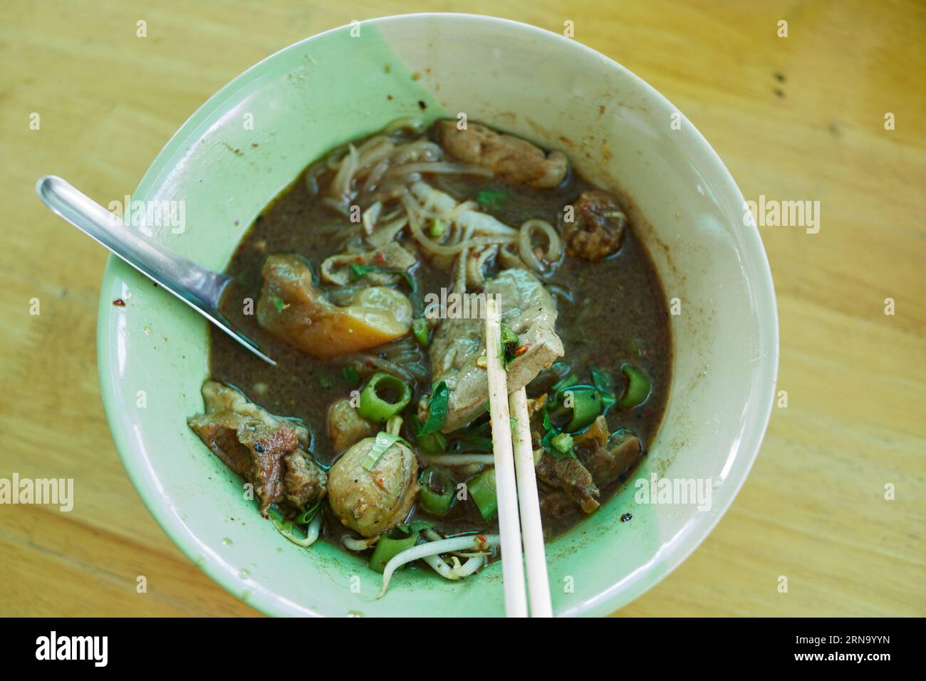 Spaghetti di riso con manzo brasato e polpetta in un recipiente Foto Stock