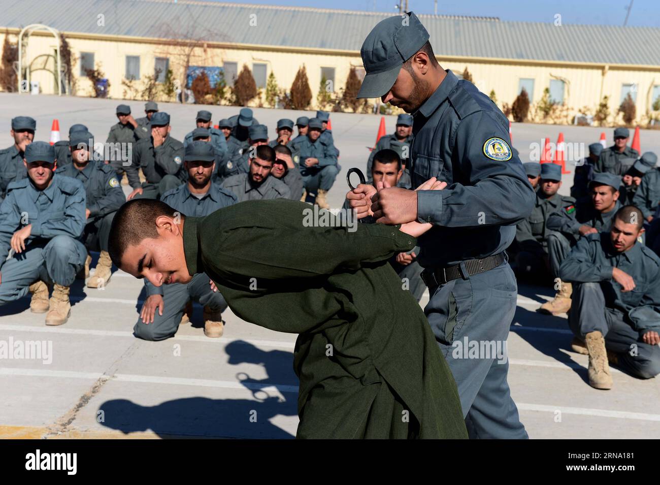 Afghanistan: Ausbildung von Polizisten in Herat (151229) -- HERAT, 28 dicembre 2015 -- poliziotti afghani partecipano ad un addestramento militare presso il centro di addestramento della polizia di Guzara nella provincia di Herat, Afghanistan occidentale, 28 dicembre 2015. Circa 950 poliziotti sono stati addestrati al centro nella provincia di Herat. Le autorità afghane hanno accelerato l'addestramento delle forze di sicurezza, assumendo le accuse di sicurezza complete da parte delle forze NATO e statunitensi dall'inizio di quest'anno. ) (Azp) AFGHANISTAN-HERAT-ADDESTRAMENTO MILITARE SardarxKarimi PUBLICATIONxNOTxINxCHN Afghanistan formazione da poliziotti a Herat 151 Foto Stock