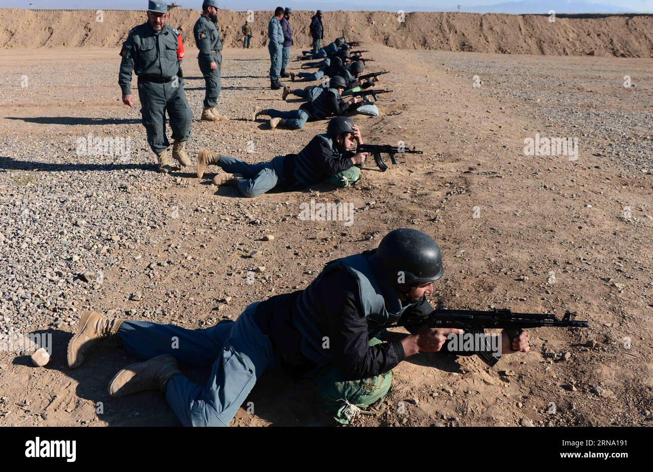 Afghanistan: Ausbildung von Polizisten in Herat (151229) -- HERAT, 28 dicembre 2015 -- poliziotti afghani partecipano ad un addestramento militare presso il centro di addestramento della polizia di Guzara nella provincia di Herat, Afghanistan occidentale, 28 dicembre 2015. Circa 950 agenti di polizia hanno ricevuto un addestramento al centro nella provincia di Herat. Le autorità afghane hanno accelerato l'addestramento delle forze di sicurezza, assumendo le accuse di sicurezza complete da parte delle forze NATO e statunitensi dall'inizio di quest'anno. ) AFGHANISTAN-HERAT-ADDESTRAMENTO MILITARE SardarxKarimi PUBLICATIONxNOTxINxCHN Afghanistan formazione da poliziotti a Herat 15 Foto Stock