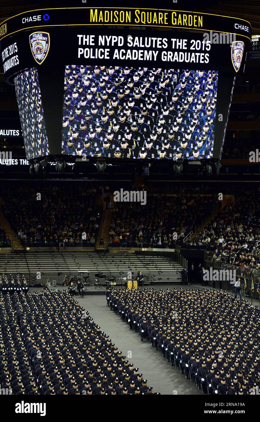 New York: Abschlusszeremonie an der Polizeiakademie für über 1000 neue Polizisten (151229) -- NEW YORK, 29 dicembre 2015 -- i nuovi agenti di polizia assistono a una cerimonia di laurea a New York City, negli Stati Uniti, il 29 dicembre 2015. Oltre 1.200 nuovi agenti di polizia si sono diplomati alla New York Police Academy martedì. ) U.S.-NEW YORK-POLICE ACADEMY-GRADUATION WangxLei PUBLICATIONxNOTxINxCHN New York cerimonia di chiusura all'Accademia di polizia per oltre 1000 poliziotti nuovi 151229 New York DEC 29 2015 New Police Officers partecipano a una cerimonia di laurea a New York City negli Stati Uniti SU DEC 29 2015 oltre 1 200 ne Foto Stock