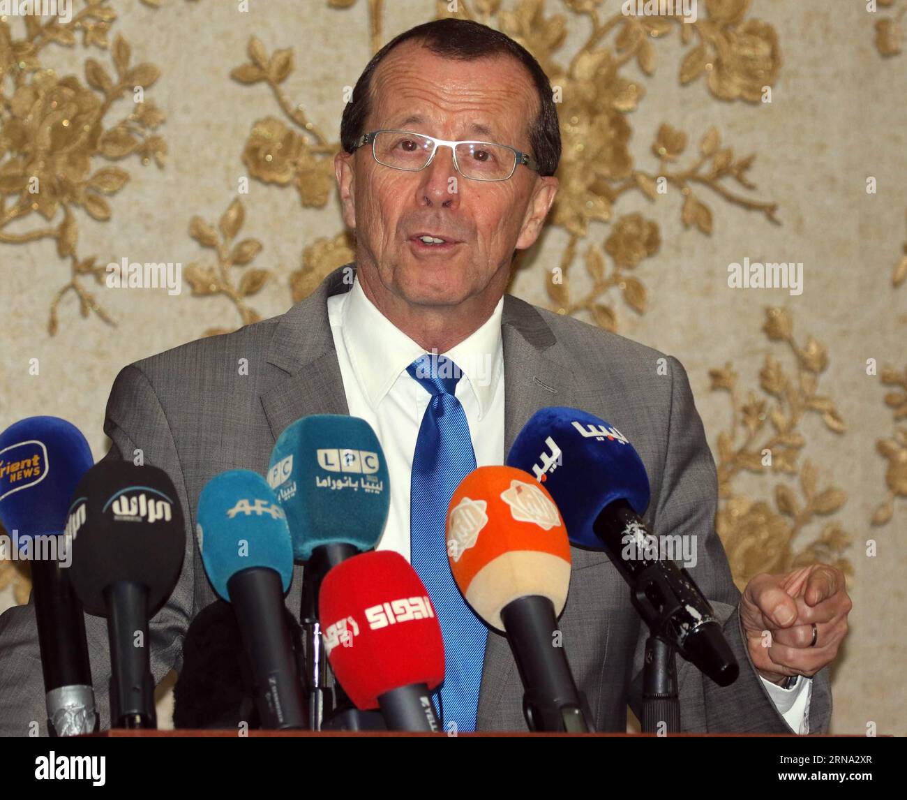 (160101) -- TRIPOLI, 1 gennaio 2016 -- l'inviato speciale delle Nazioni Unite in Libia Martin Kobler parla ai media in una conferenza stampa a seguito di un incontro con i membri del Congresso Nazionale generale (GNC) del parlamento libico sostenuto da islamisti a Tripoli, Libia, il 1° gennaio 2016. Kobler ha visitato Tripoli venerdì per incoraggiare gli estremisti della GNC a impegnarsi nell'accordo di pace negoziato dalle Nazioni Unite, volto a formare un governo di unità nazionale per porre fine agli anni di violenza nel paese. LIBIA-TRIPOLI-INVIATO dell'ONU-CONFERENZA STAMPA HamzaxTurkia PUBLICATIONxNOTxINxCHN 160101 Tripoli 1 gennaio 2016 inviato speciale dell'ONU in Libia Martin Kobler Foto Stock